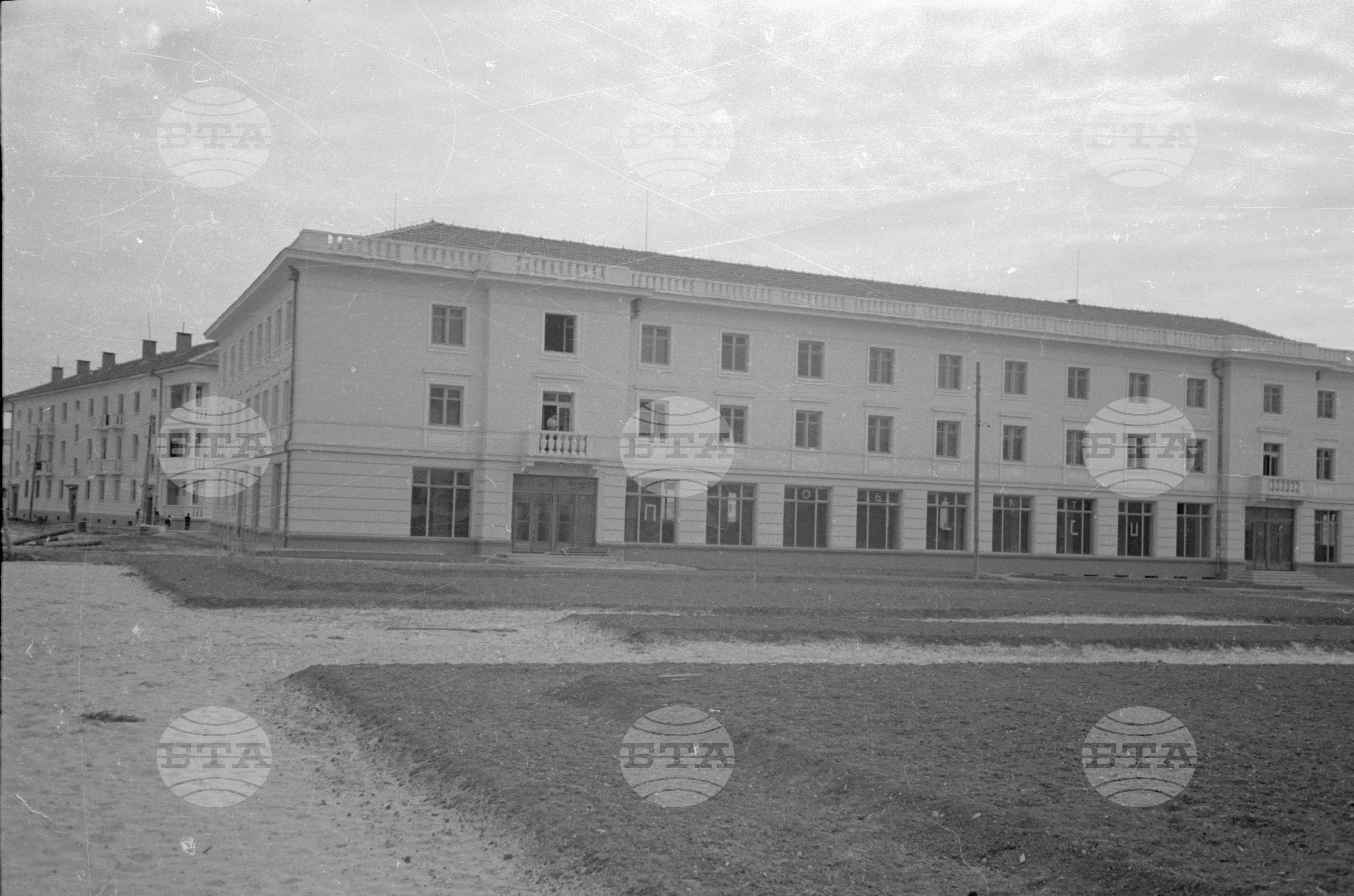 Новопостроената сграда на универсален магазин в град Кърджали - 1953 година