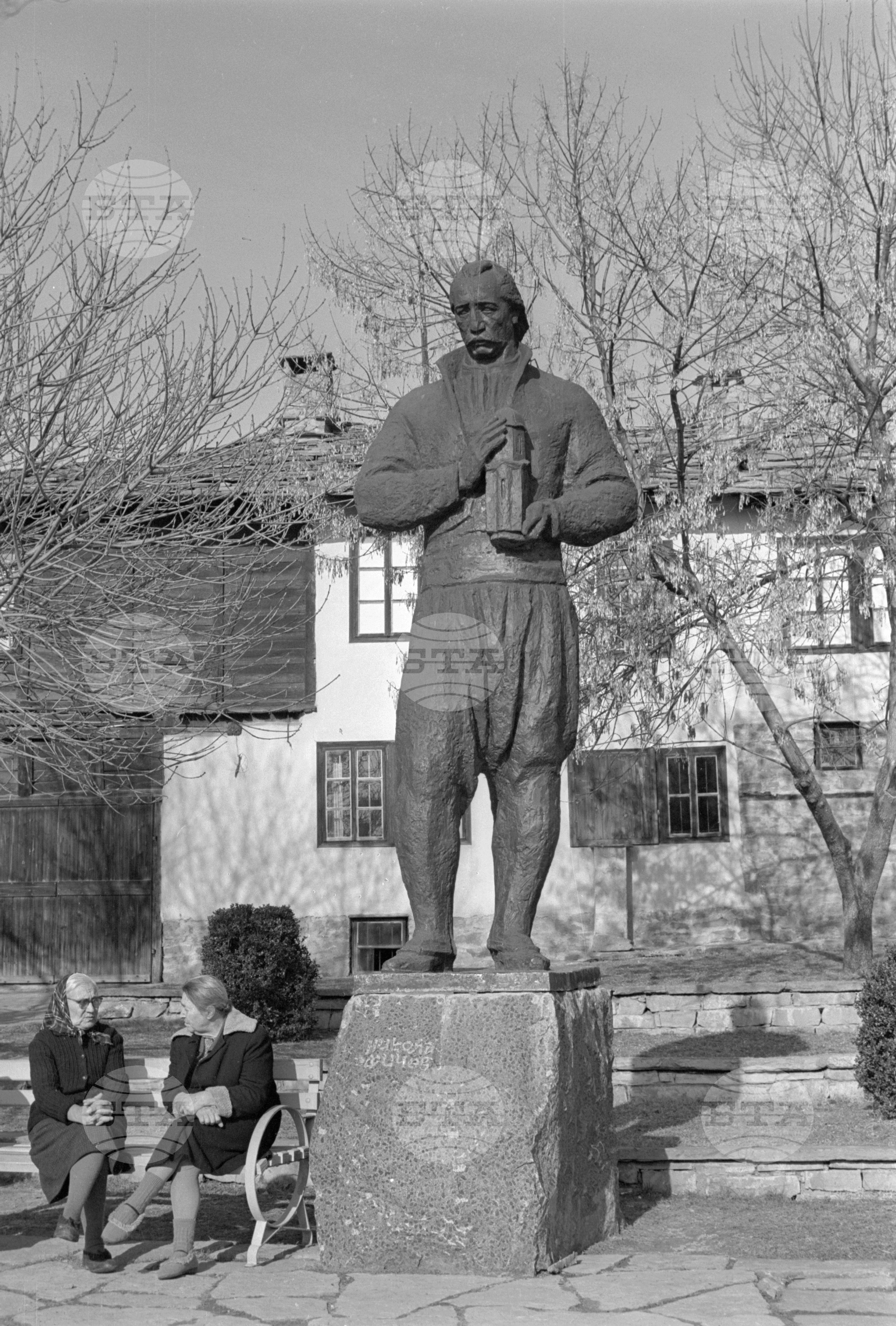 Старинната част на град Дряново с паметника на майстор Кольо Фичев