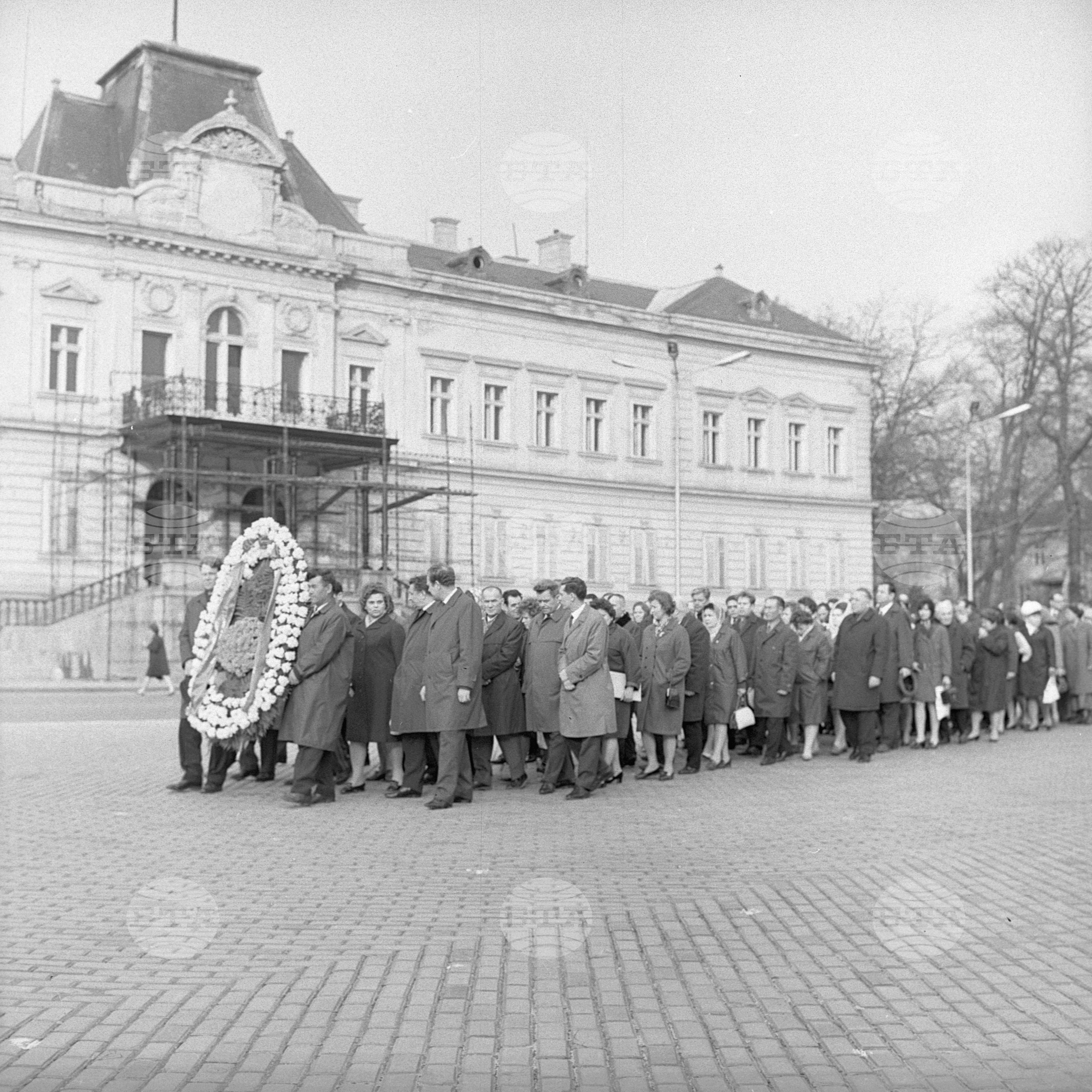 Участниците във "влака на мира" от СССР (Съюзът на съветските социалистически републики) положиха венец пред мавзолея на Георги Димитров