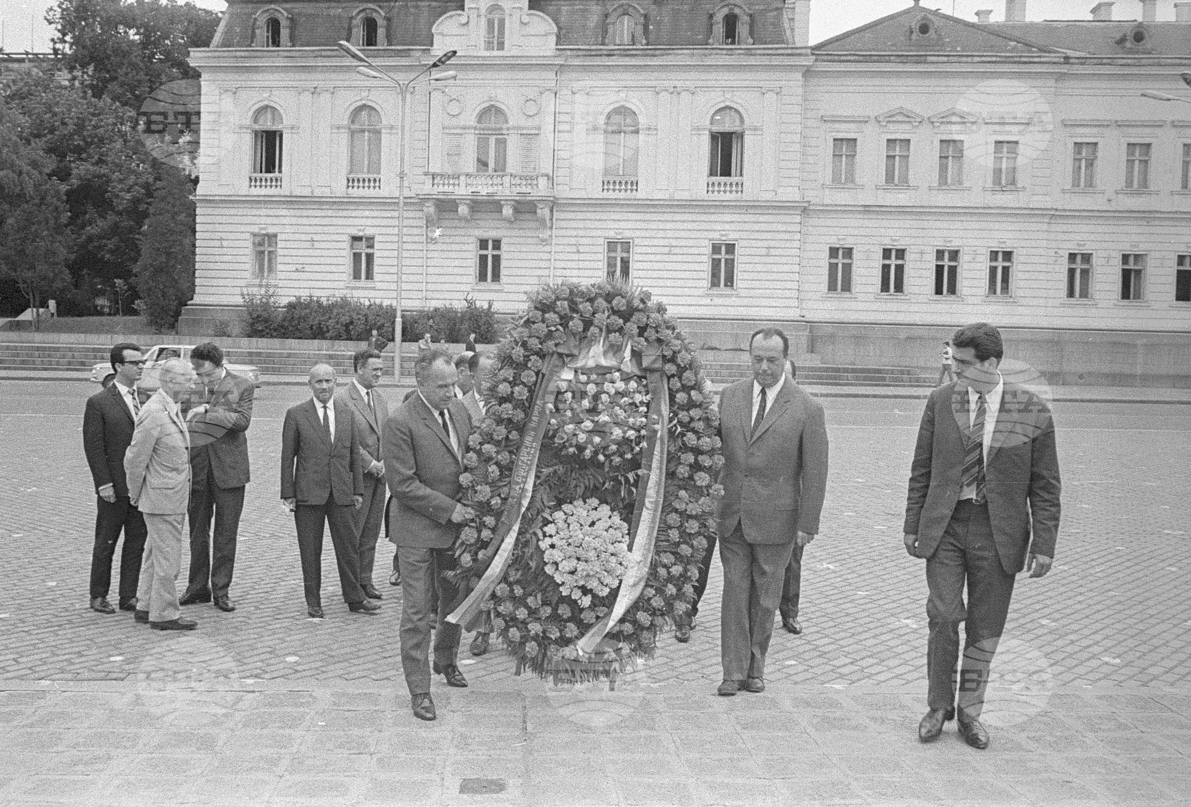 Венец пред мавзолея от делегацията на Националния съвет на Чехословашкия фронт
