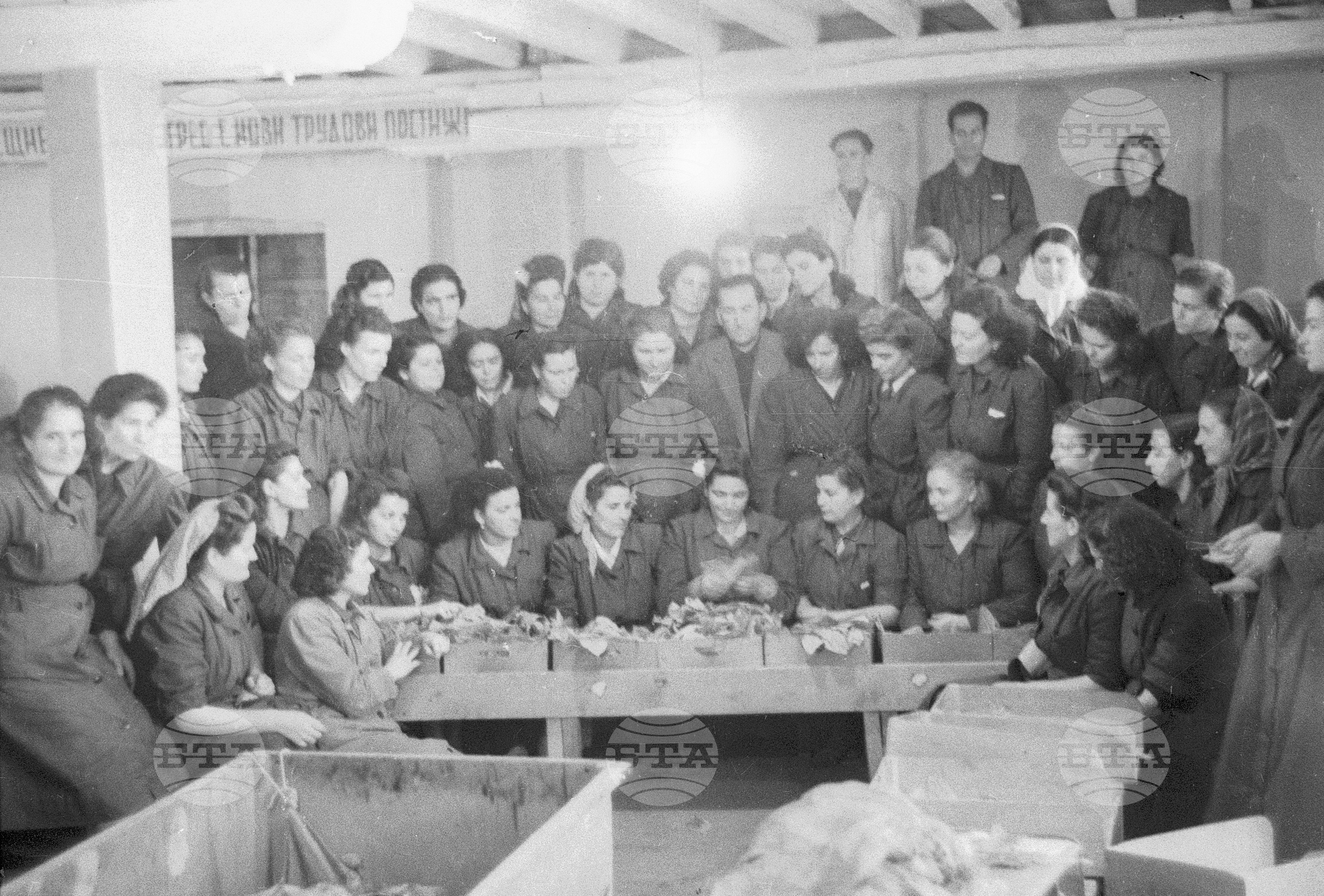Ирина Боянова предава своя опит, 1951