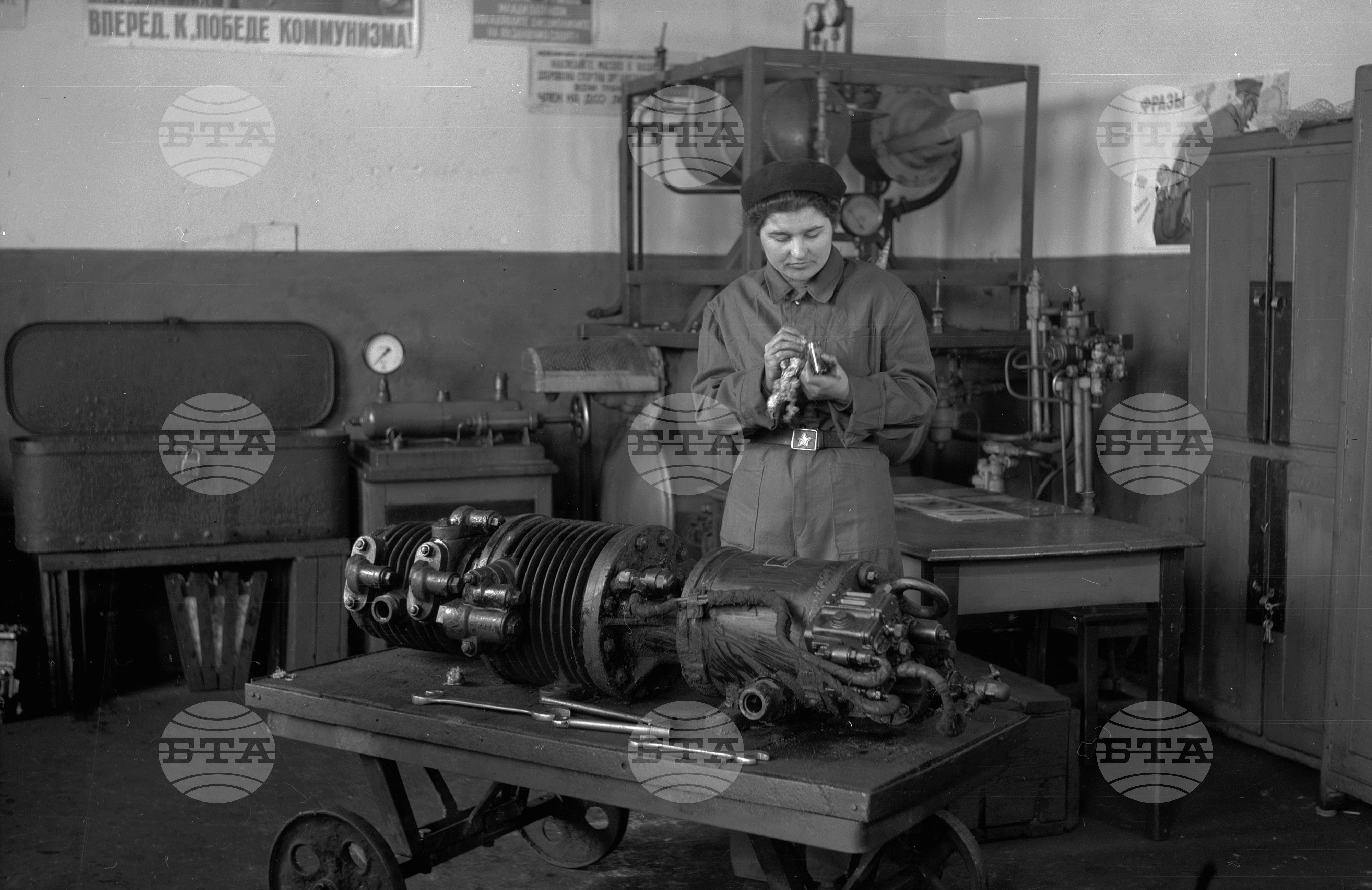 Първата жена локомотивен машинист у нас - 1953 година
