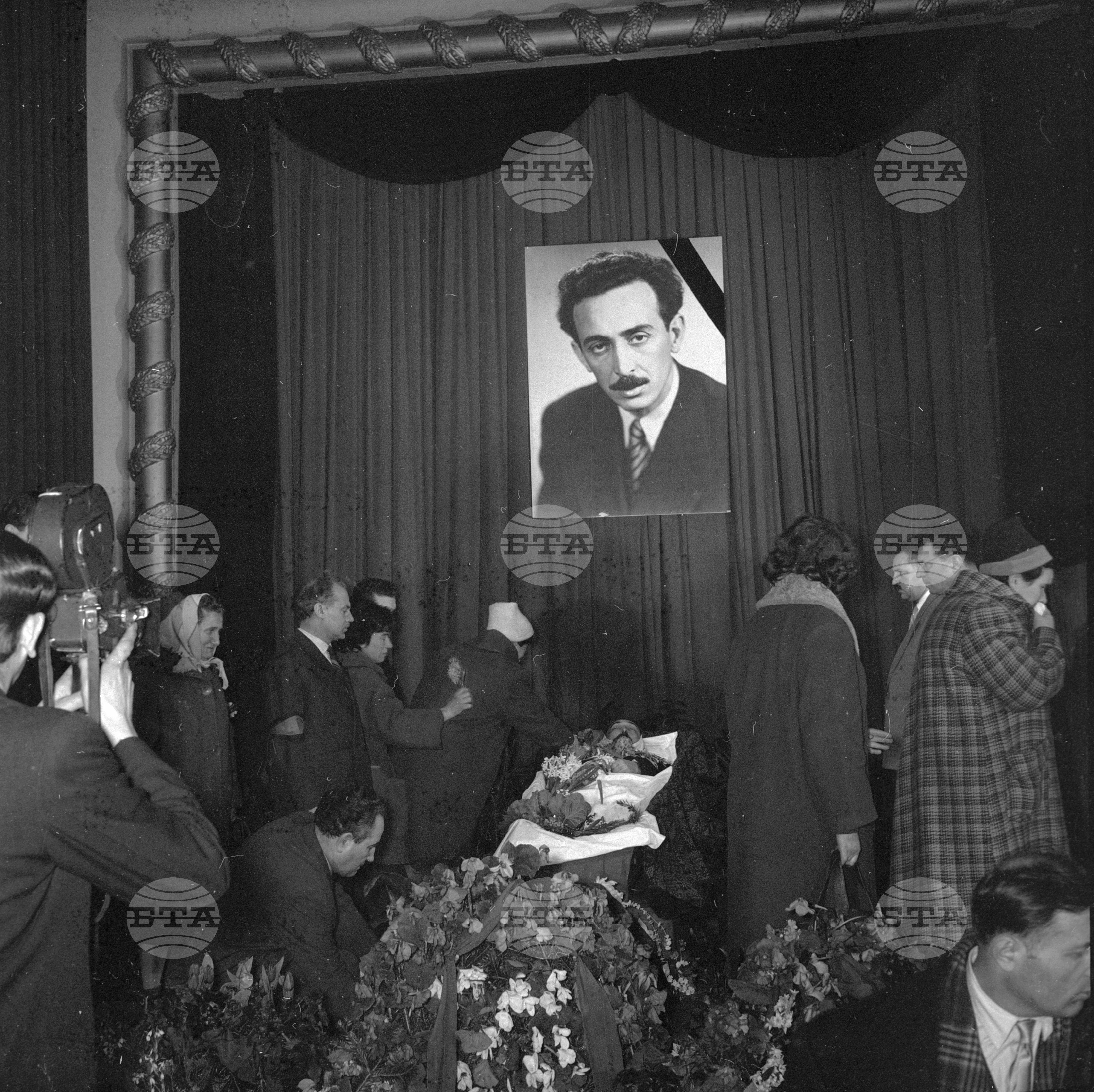 Поклонението пред ковчега на Дако Даковски