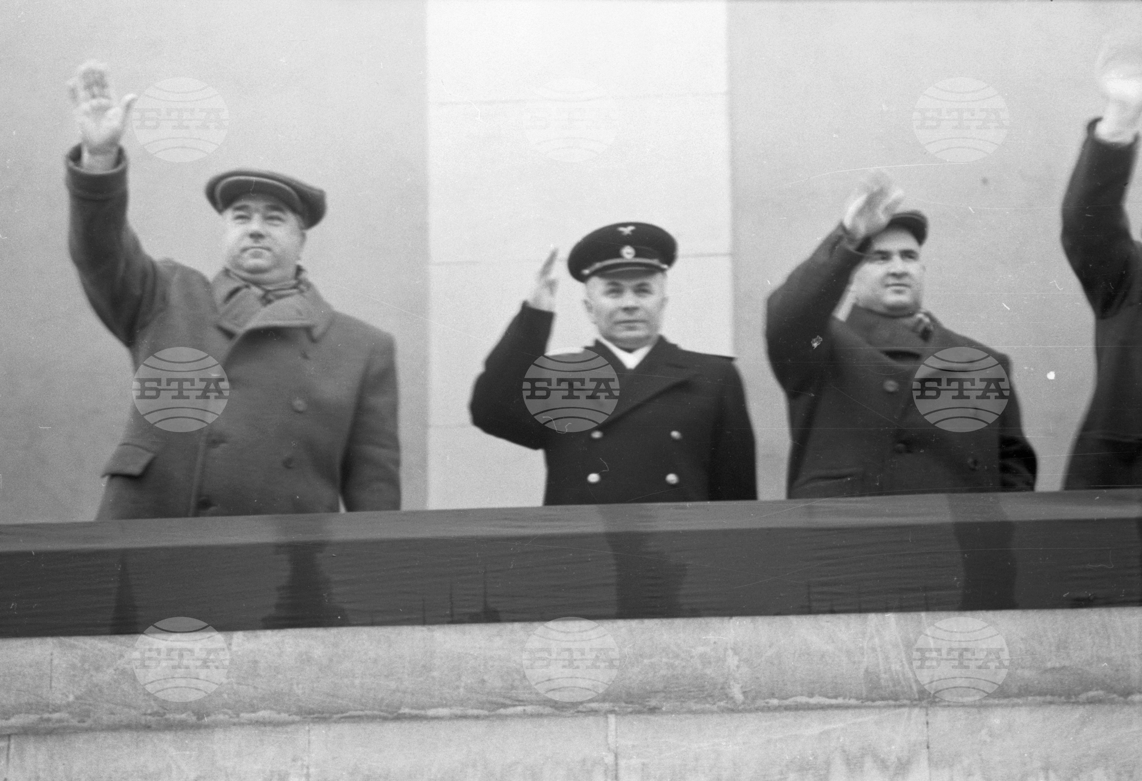 Манифестация на трудещите се от София по случай 36-та годишнина от Великата октомврийска социалистическа революция