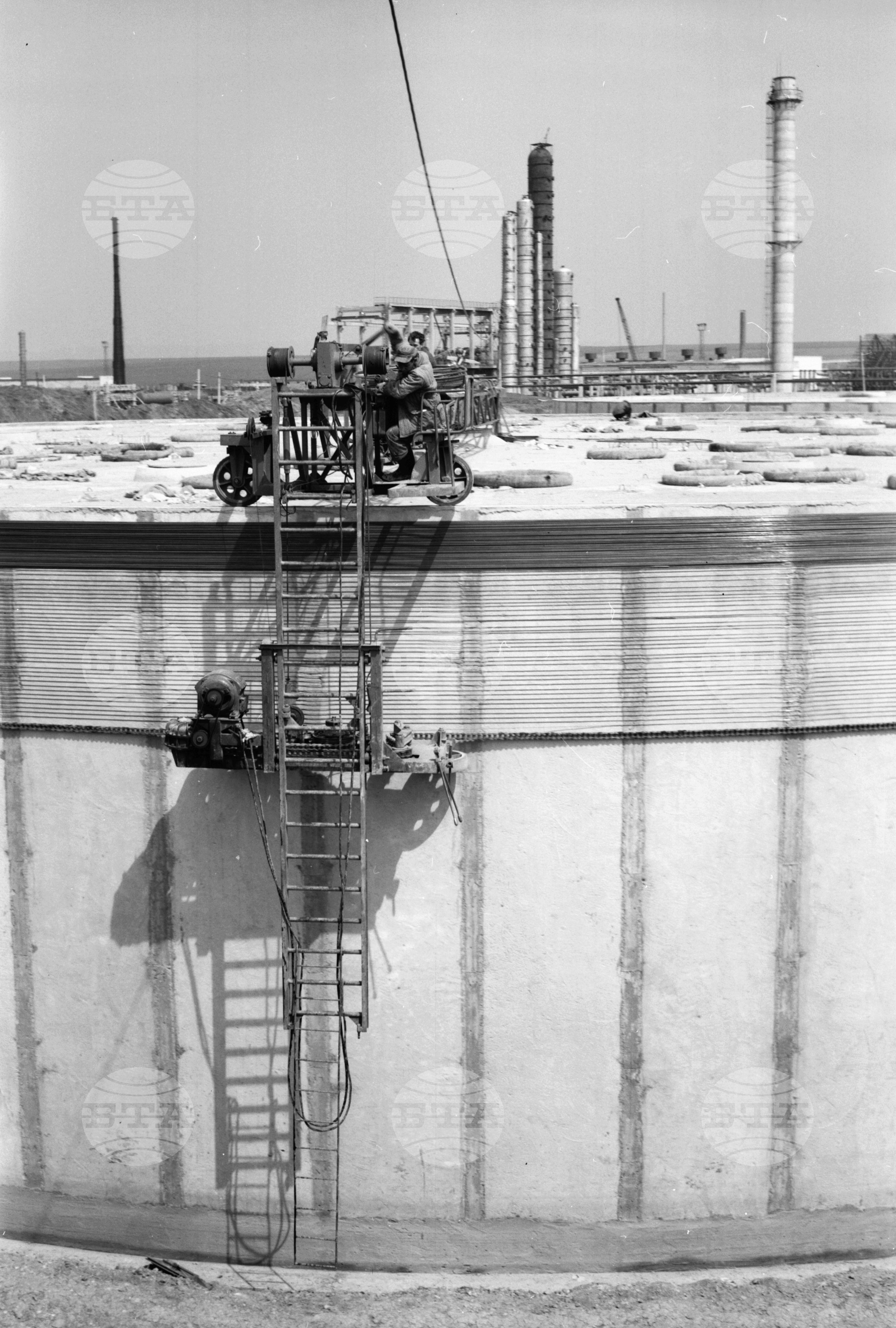 На строежа на нефтопреработвателния завод край Бургас - част 2