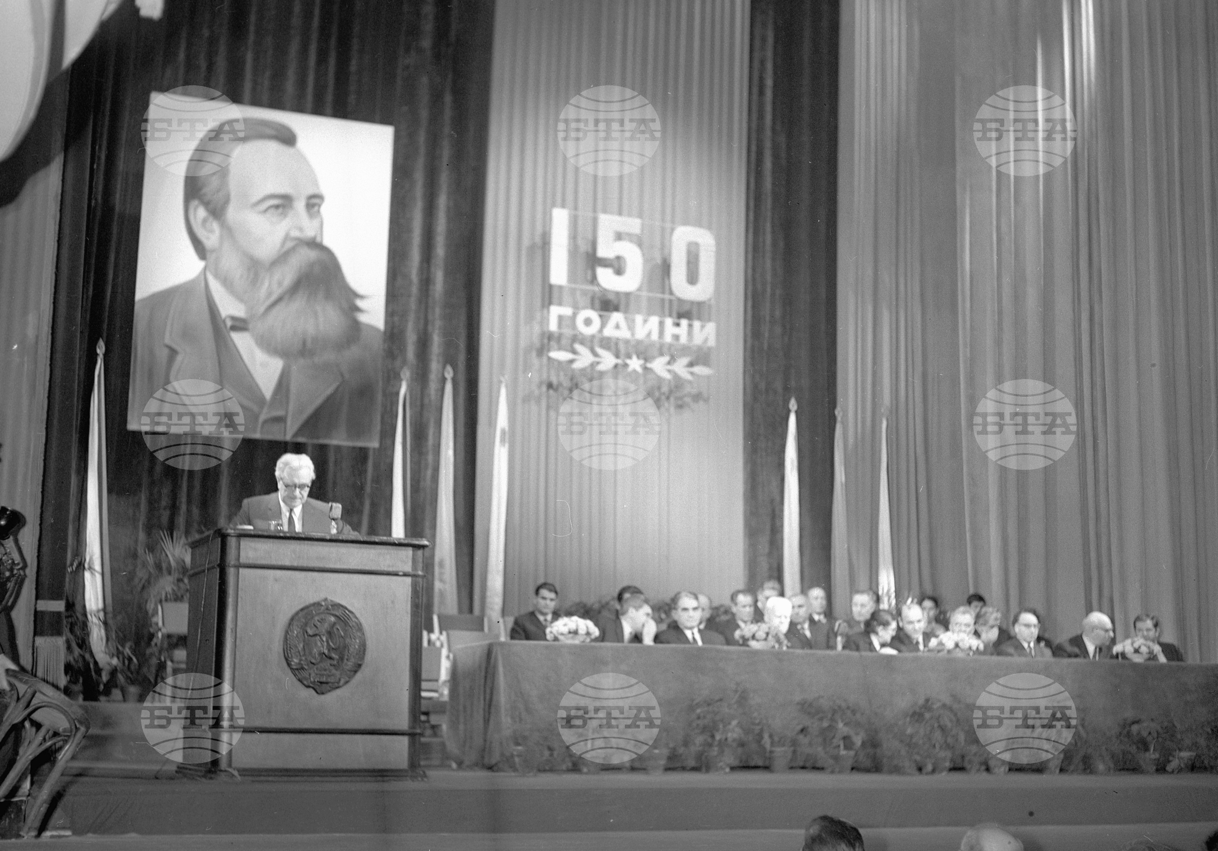 Събрание в народния театър посветено на 150 г. от рождението на Фридрих Енгелс. Говори академик Сава Гановски