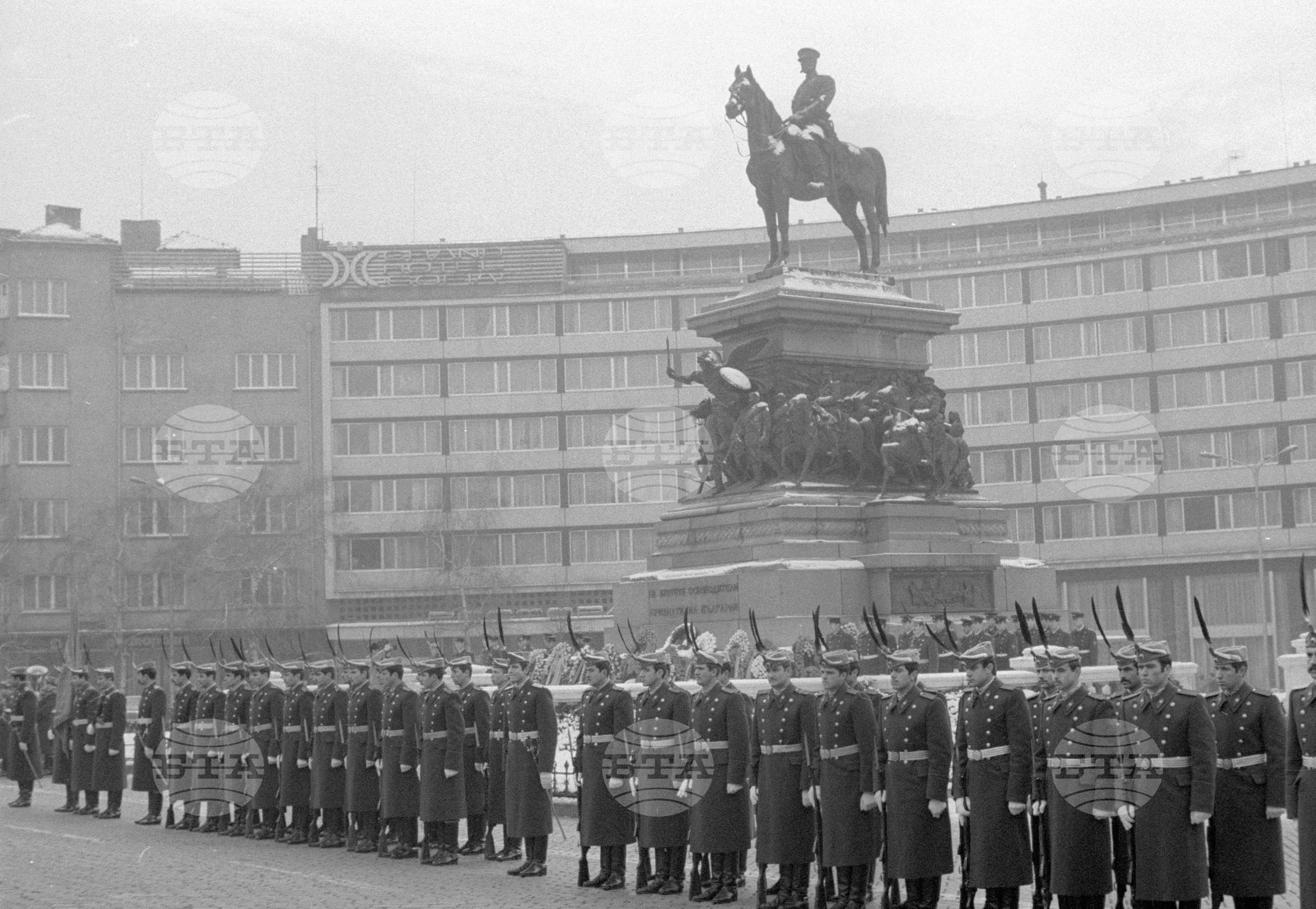 100 години от Освобождението на София - венци пред Паметника на освободителите