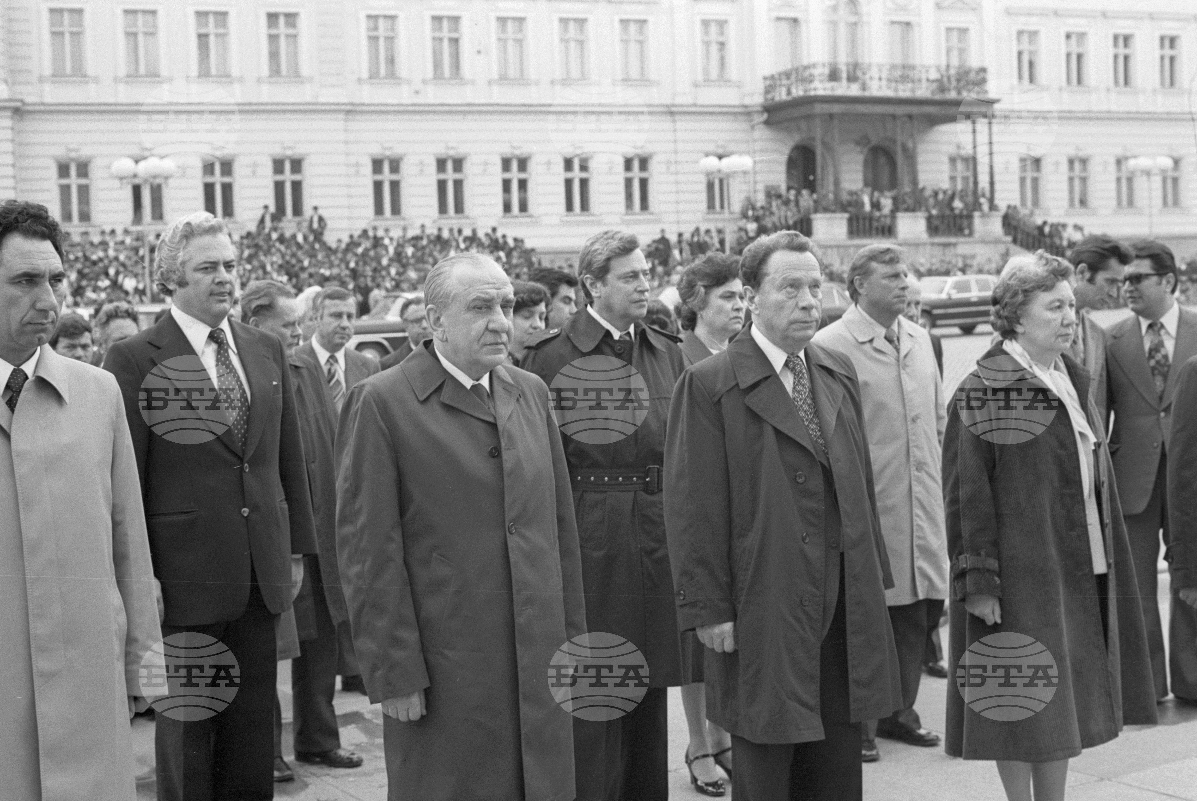 Тържествено полагане на венци от членовете на съветската делегация оглавявана от члена на политбюро на Централен комитет на Комунистическата партия на Съветския Съюз (ЦК на КПСС) Виктор Гришин