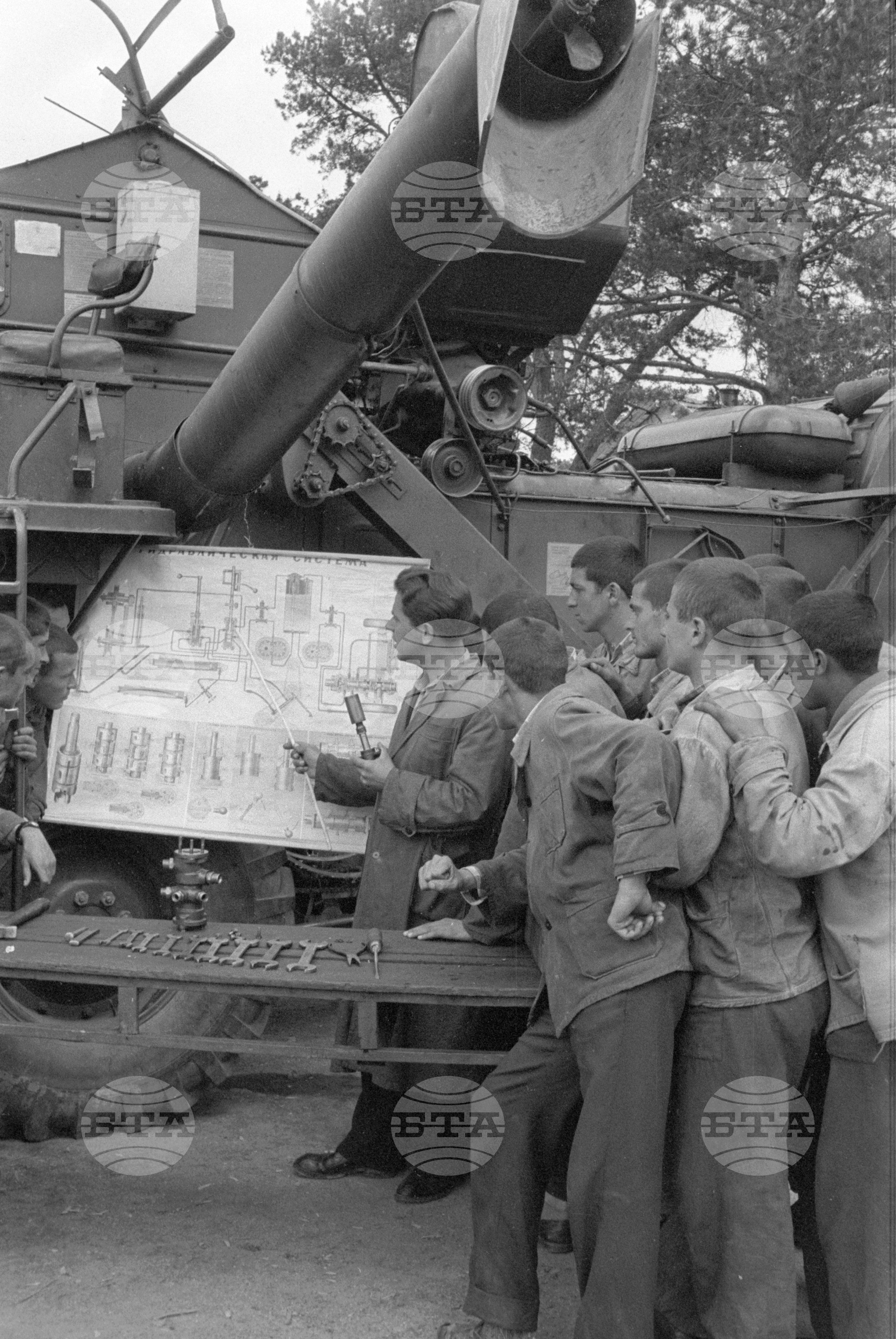 Военният лагер стана училище. При младите механизатори от МТУ (Машинно-тракторно училище) в село Ягода, Старозагорски окръг