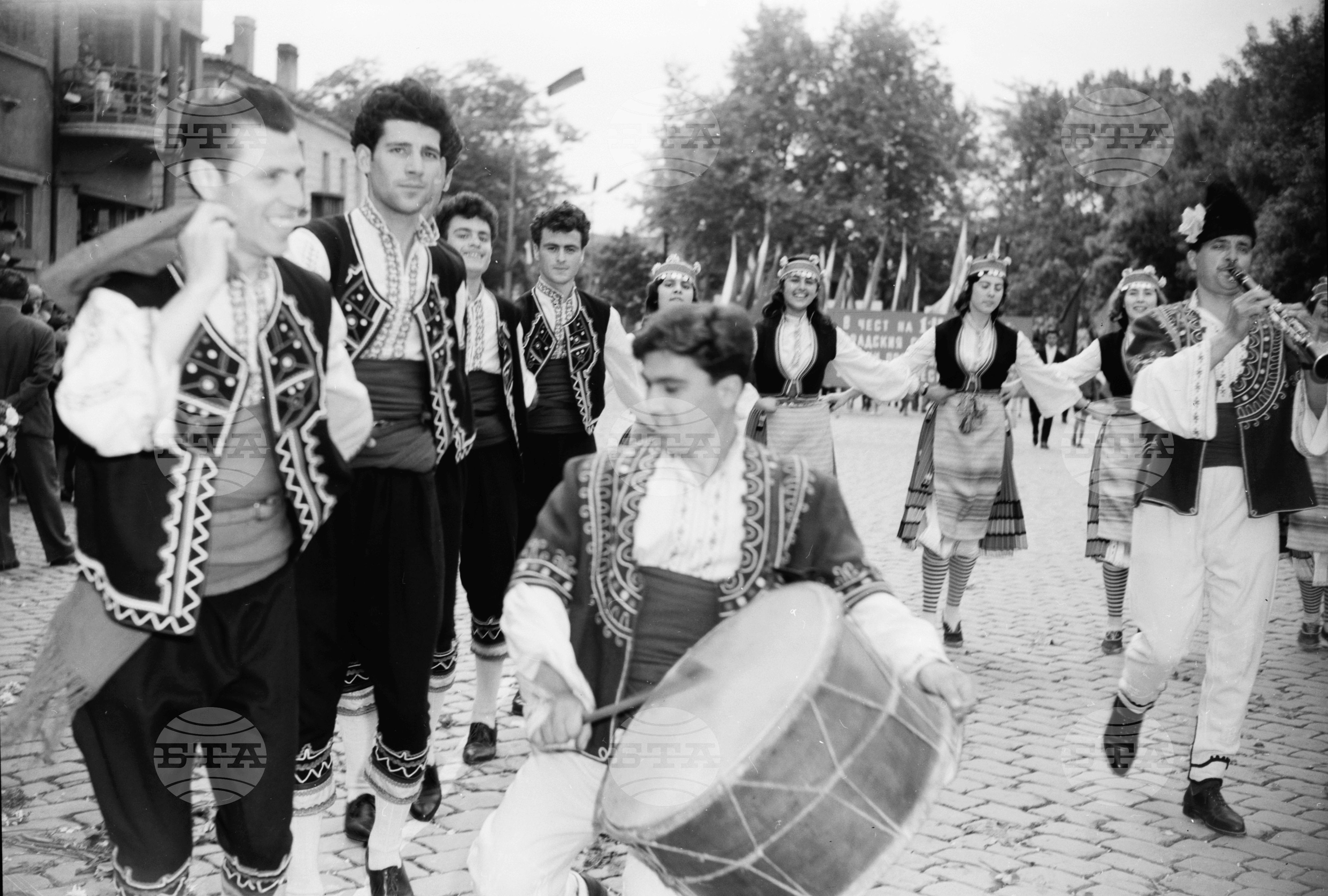 Величествената първомайска манифестация на трудещите се в Пловдив (1961) част 4