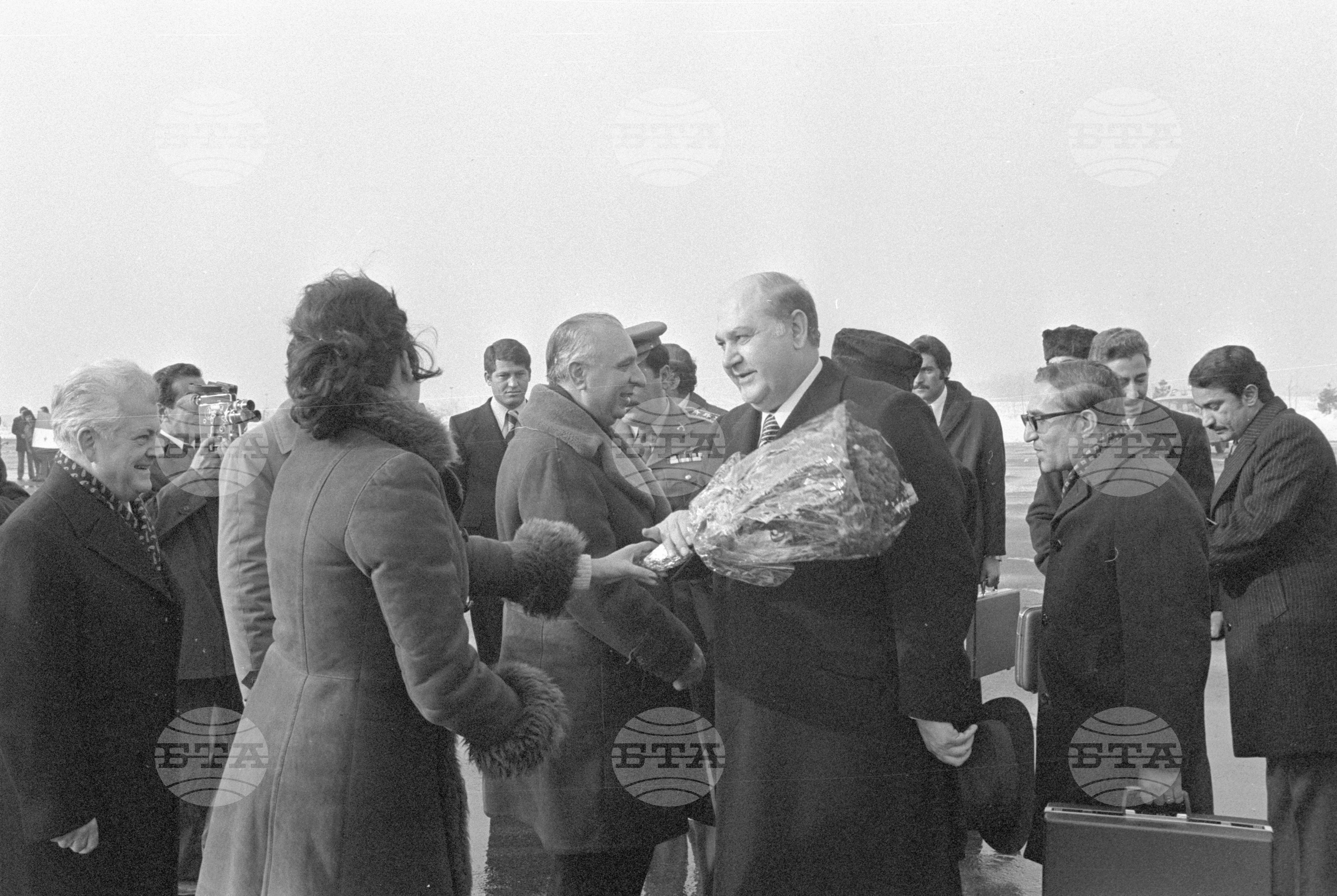 100 години от Освобождението на София - венци пред Паметника на освободителите