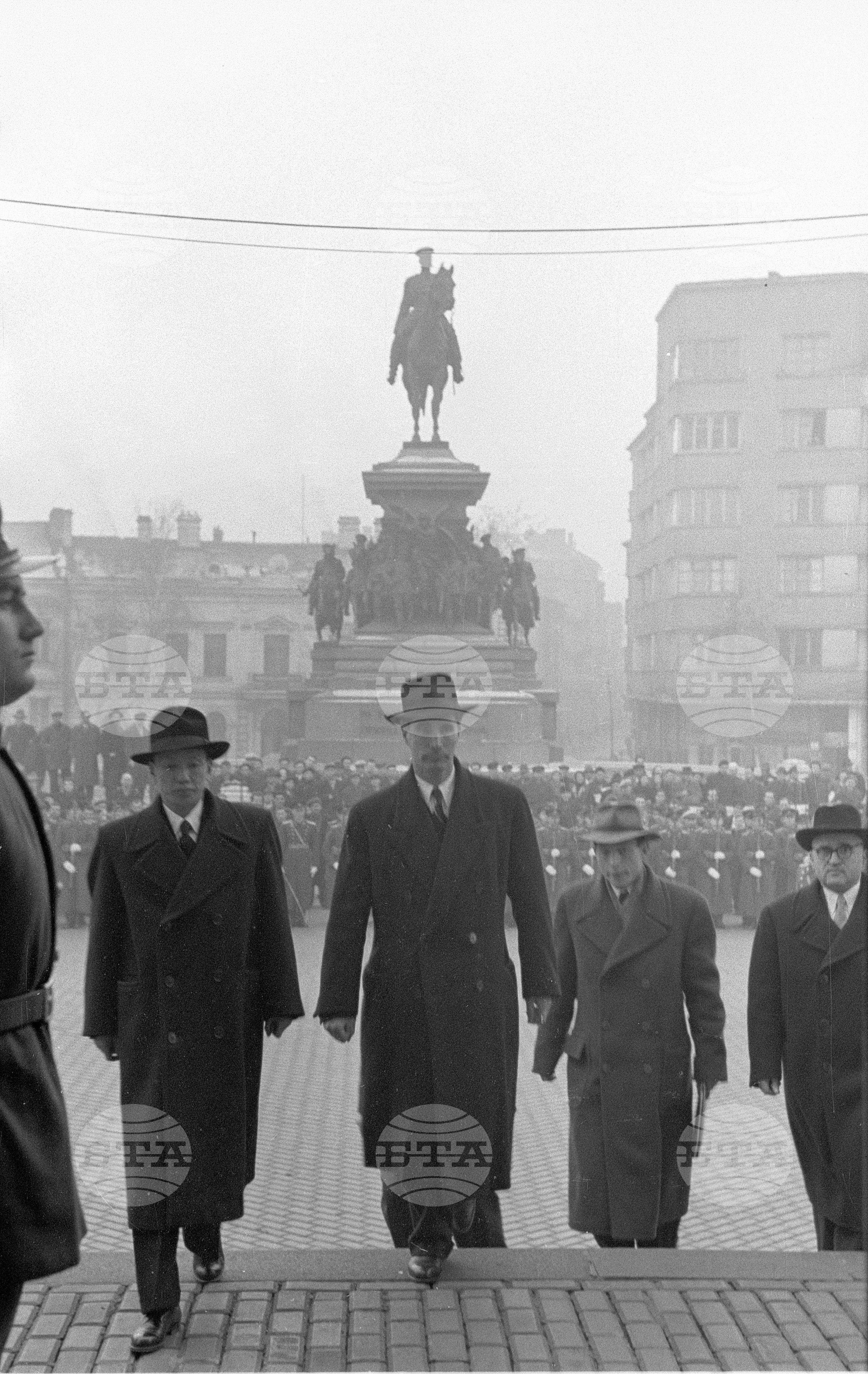 Пълномощен министъp на КНДР Ко Бон Ги, придружен от зам. директора на протокола Аргир Алексиев, на влизане в Президиума на Народното събрание
