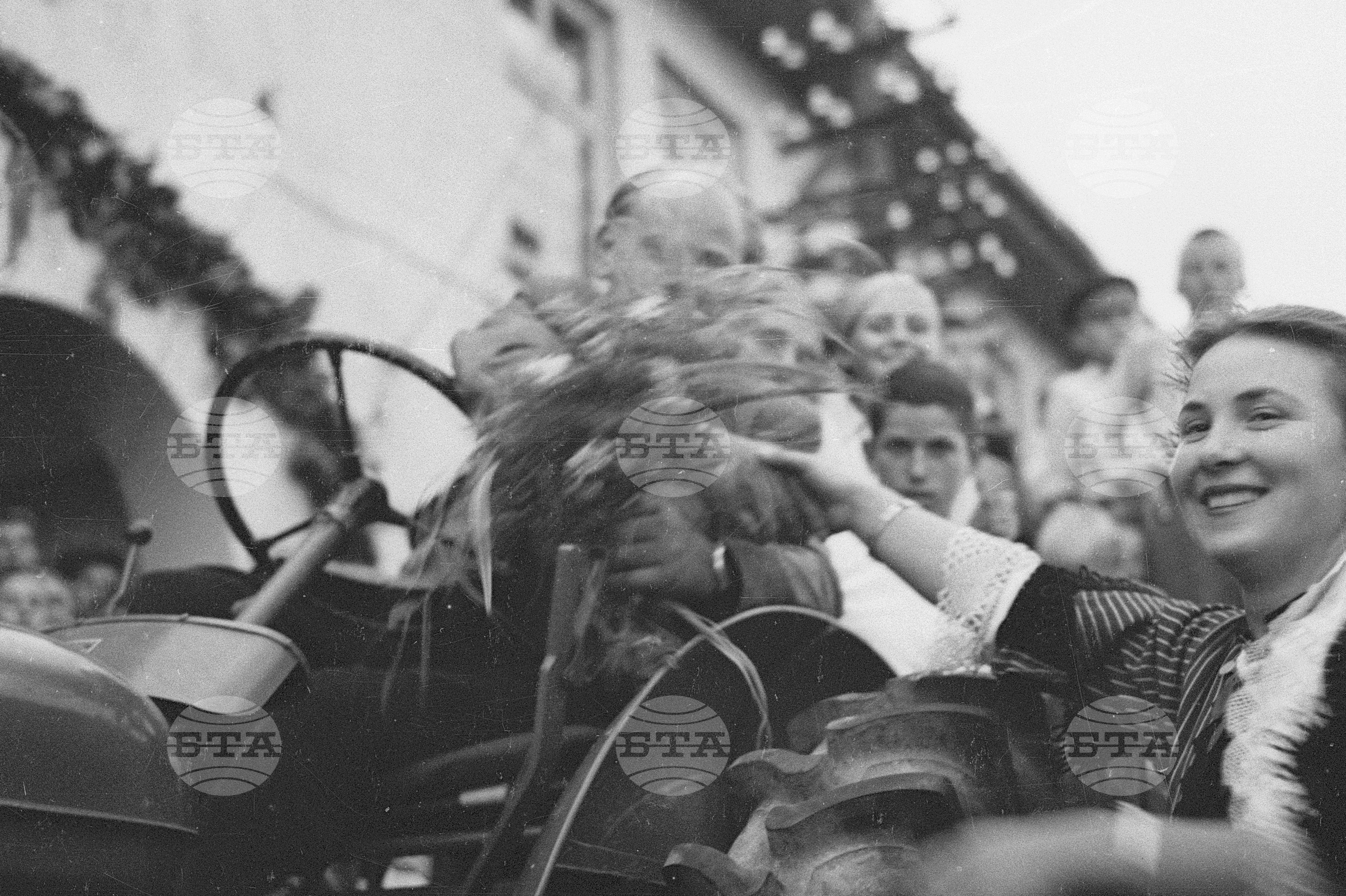 Подаряване на трактори в Поповица, 1951