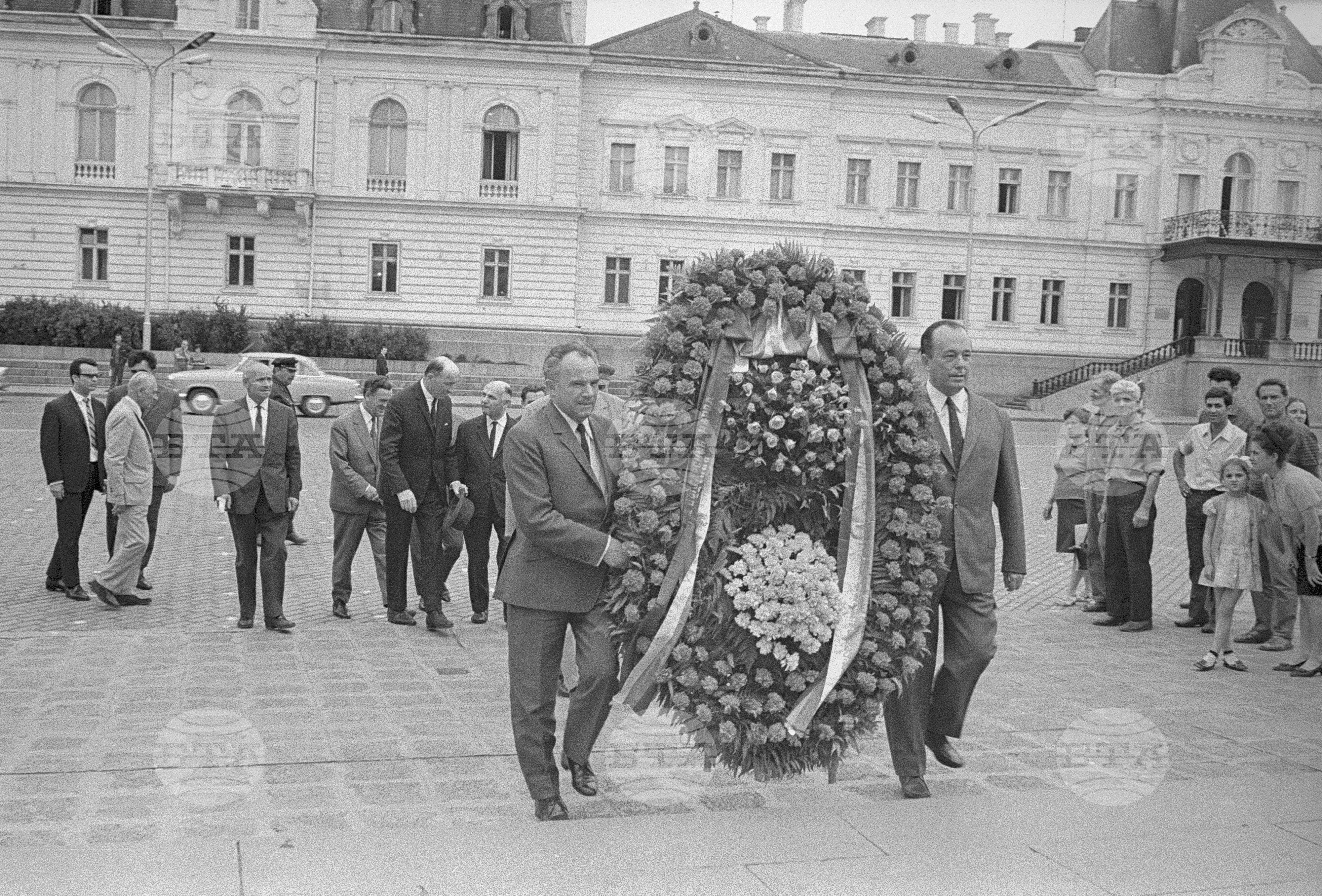 Венец пред мавзолея от делегацията на Националния съвет на Чехословашкия фронт