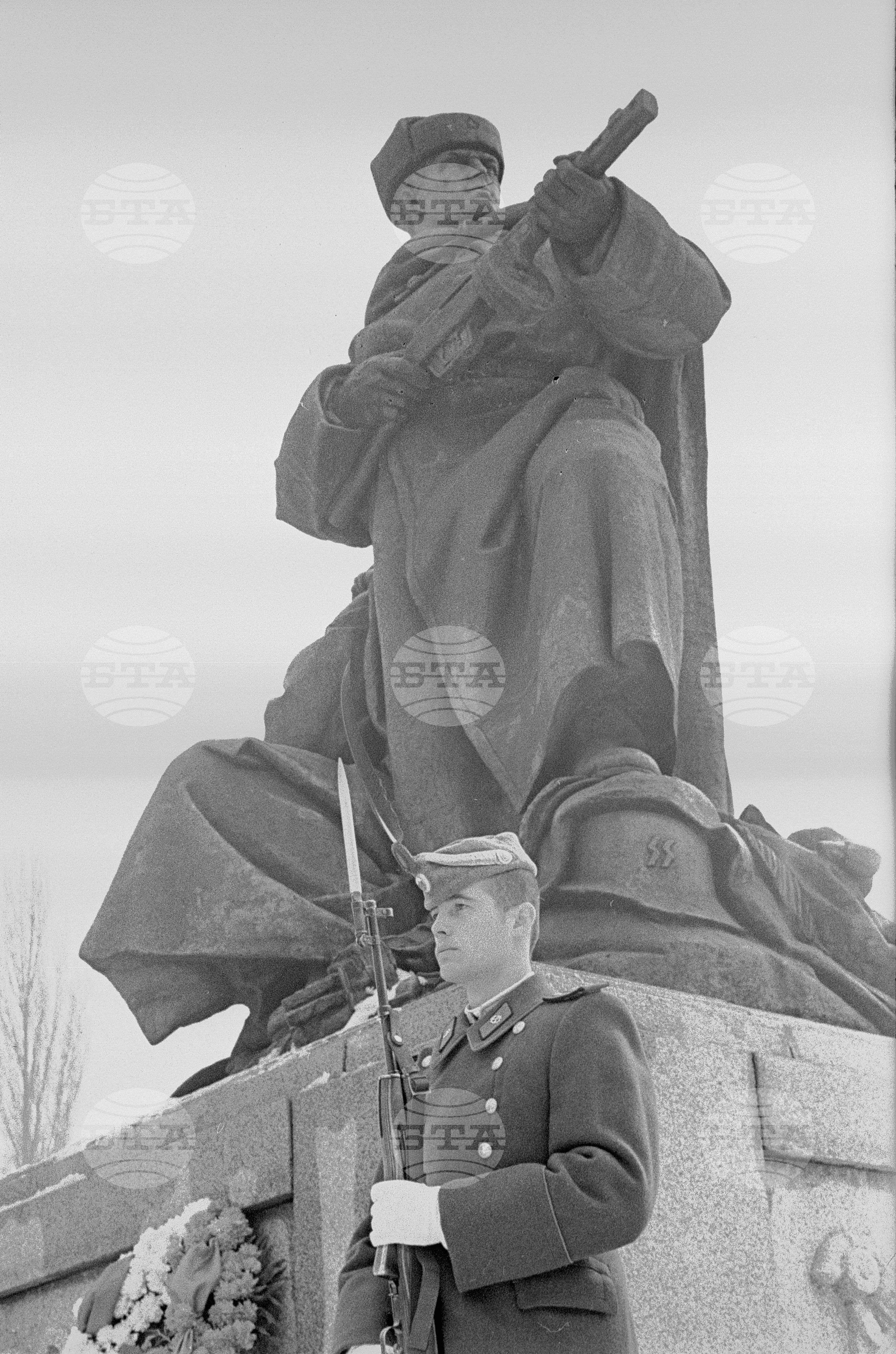 Полагане венци пред Паметника-костница в кв."Лозенец"