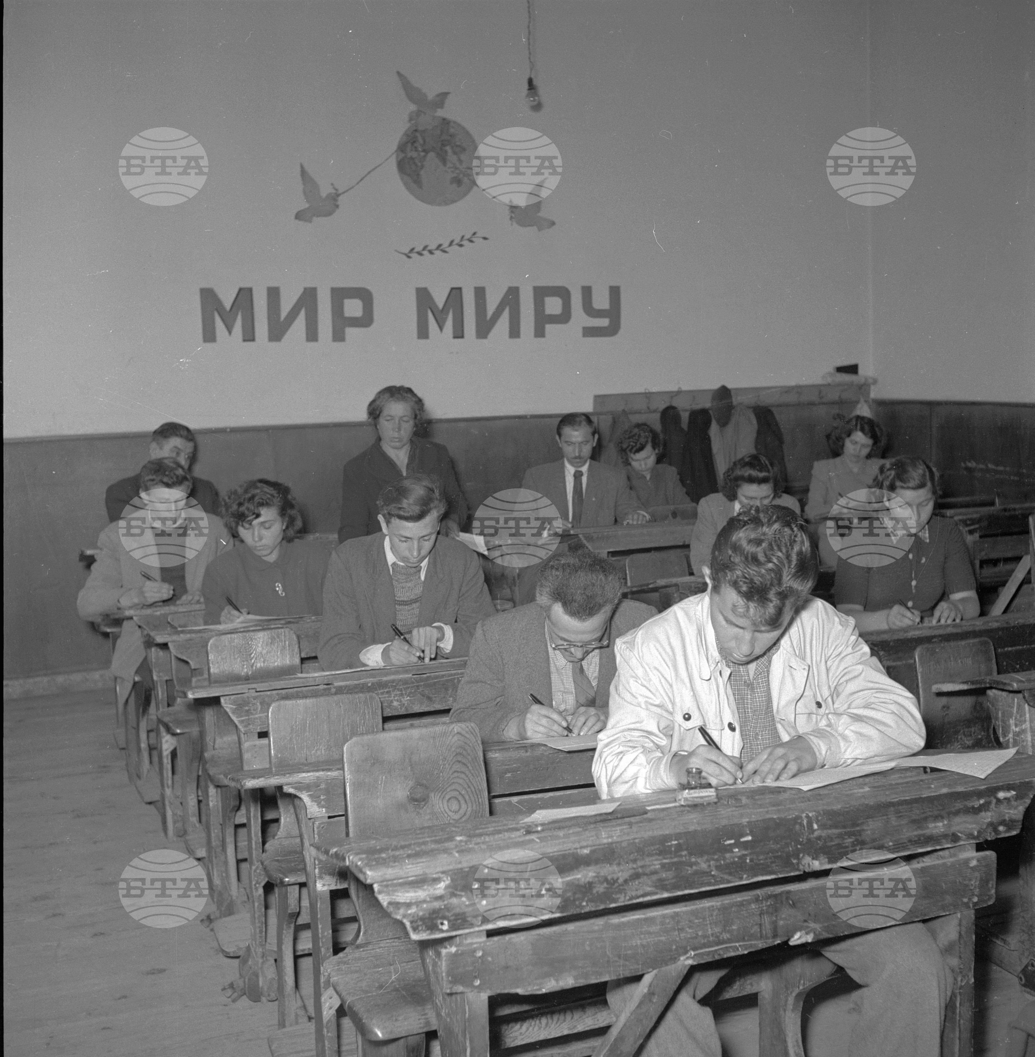 Полагане на годишни зрелости изпити от учениците в средните училища