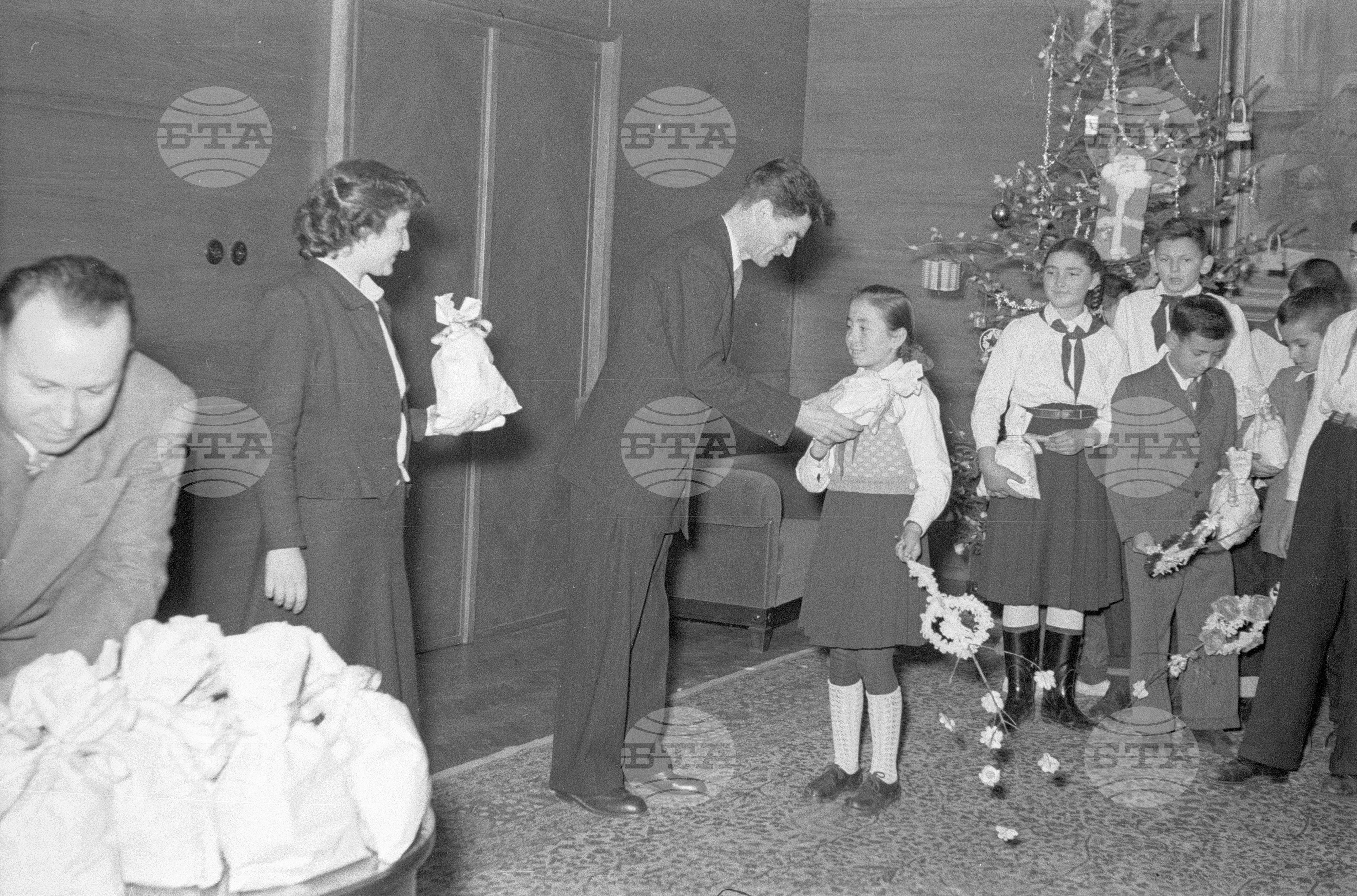 Пионери от Коларовски район честитят новата 1953 год. в Президиума на Народното събрание