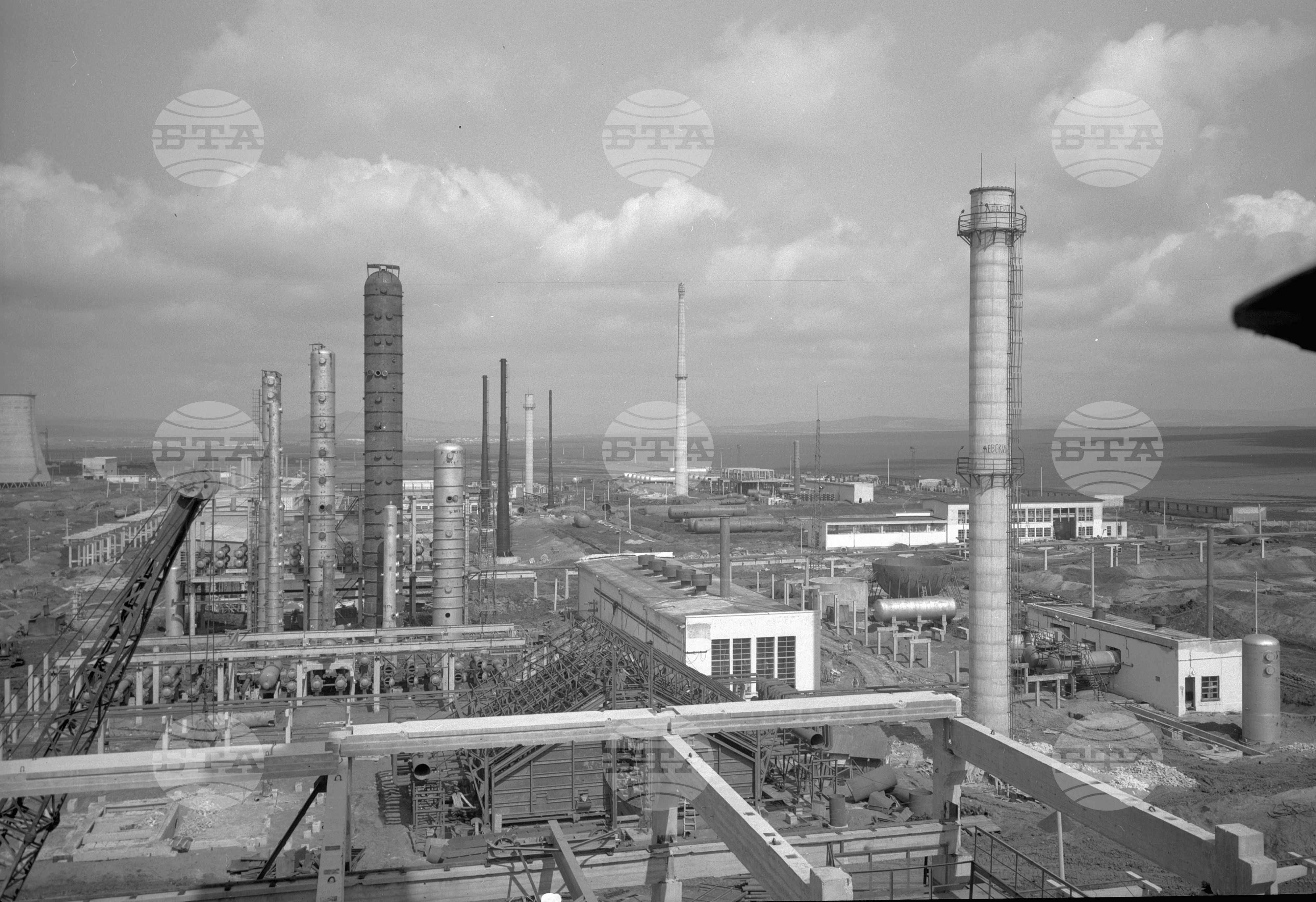 На строежа на нефтопреработвателния завод край Бургас - част 2