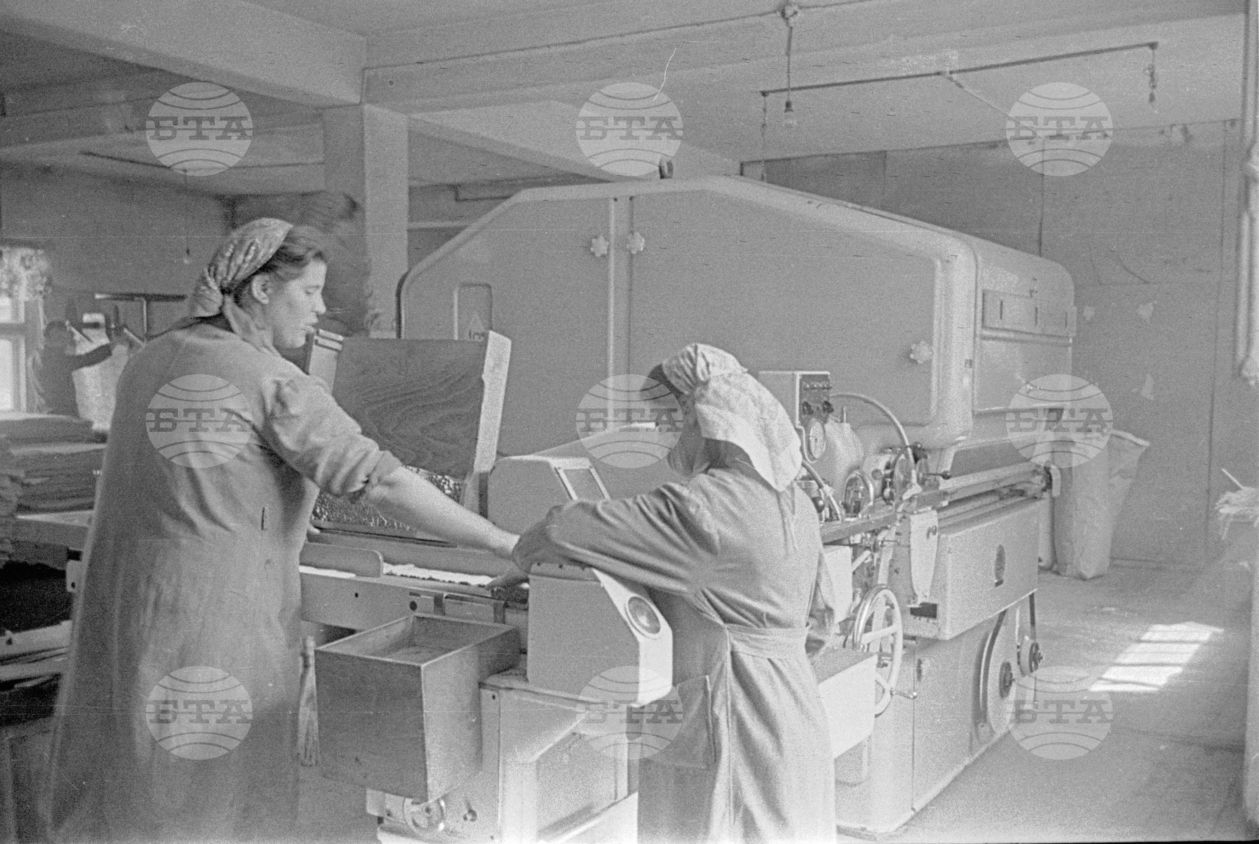 Автоматични машини в цигарената фабрика "Тракия" - Стара Загора