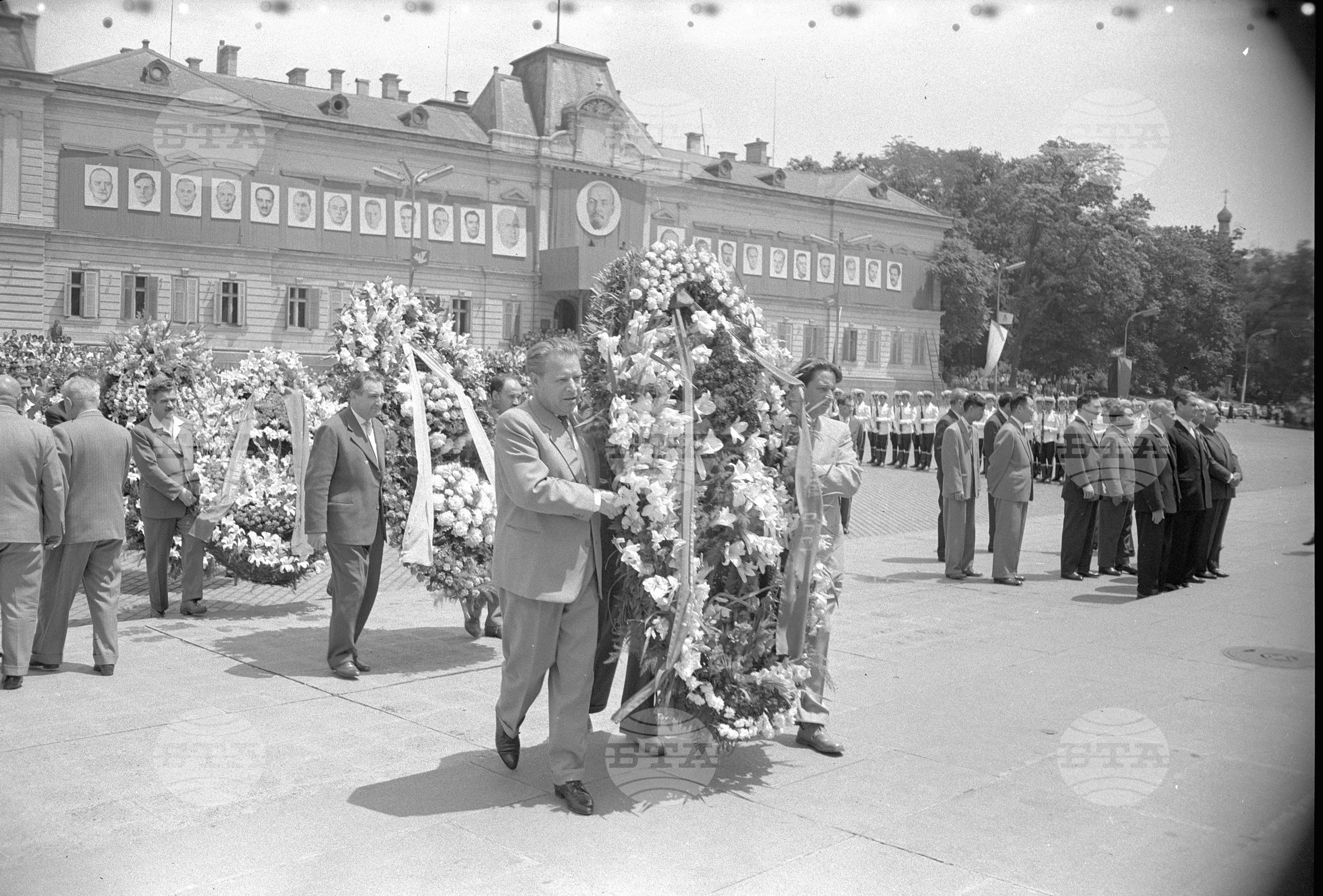 Полагане венци пред мавзолея на Георги Димитров