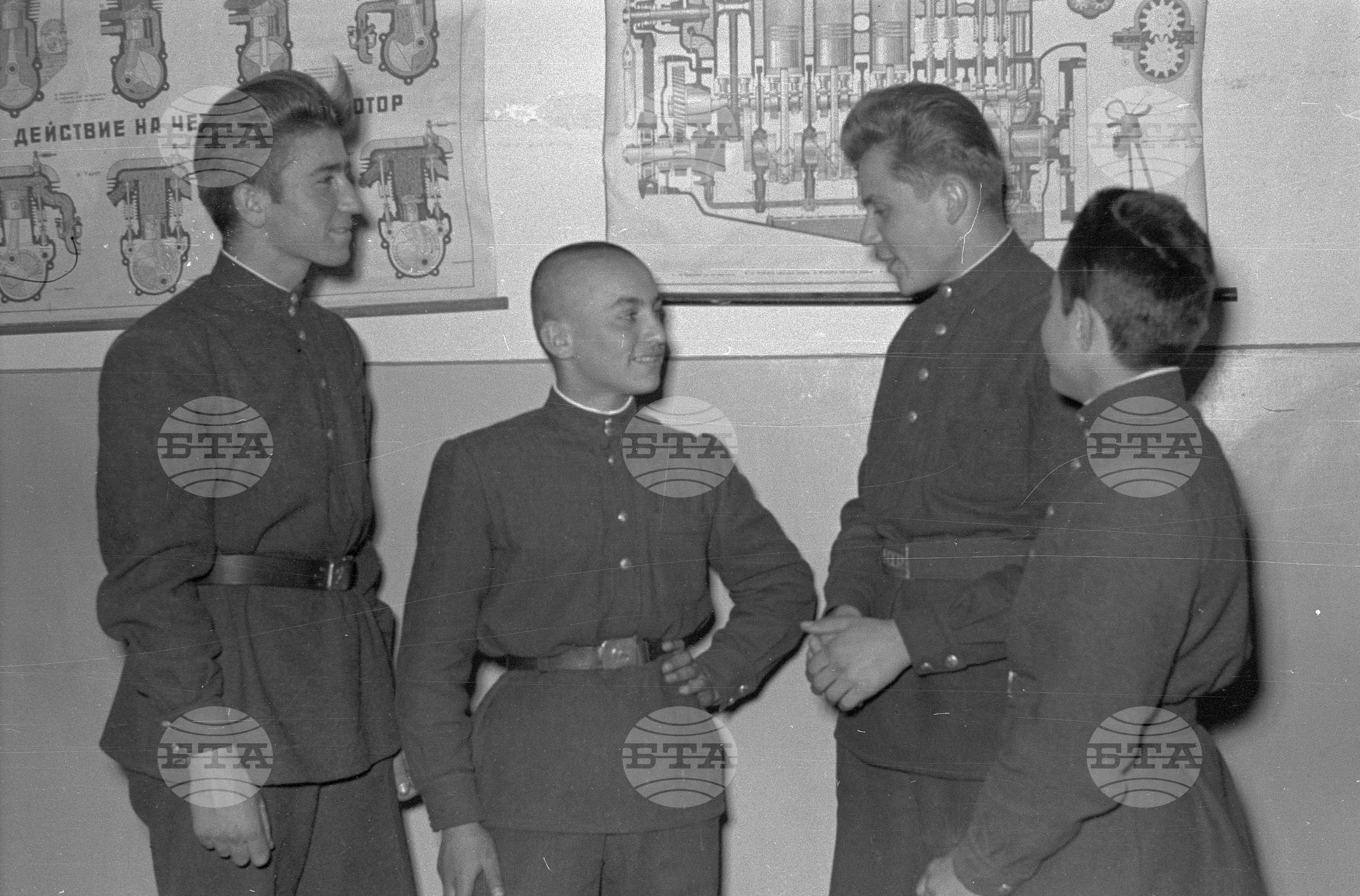 Възпитаници от заводско училище при завод 12 (завод "Средец")