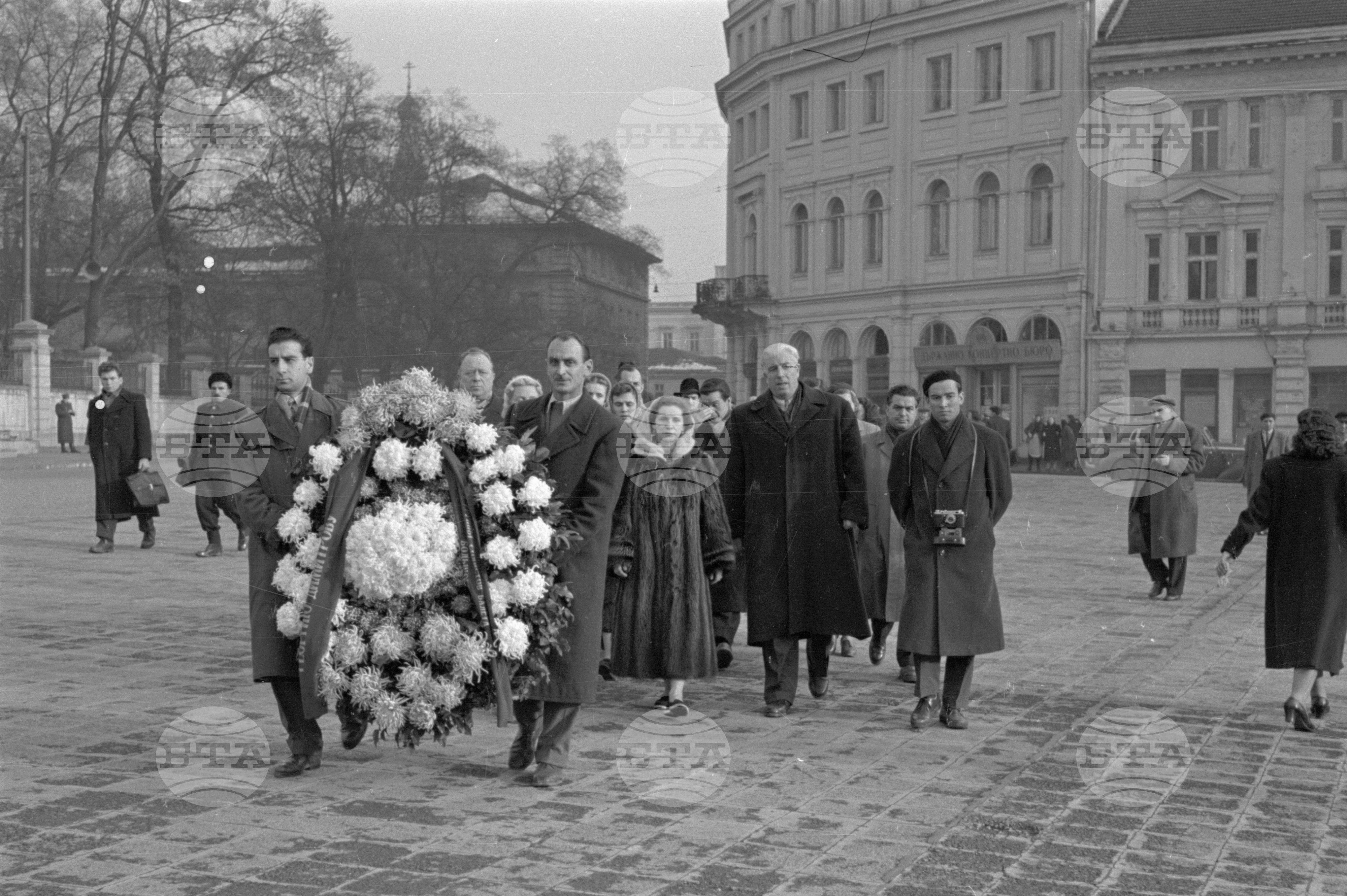 Полагане венец пред мавзолея на Георги Димитров