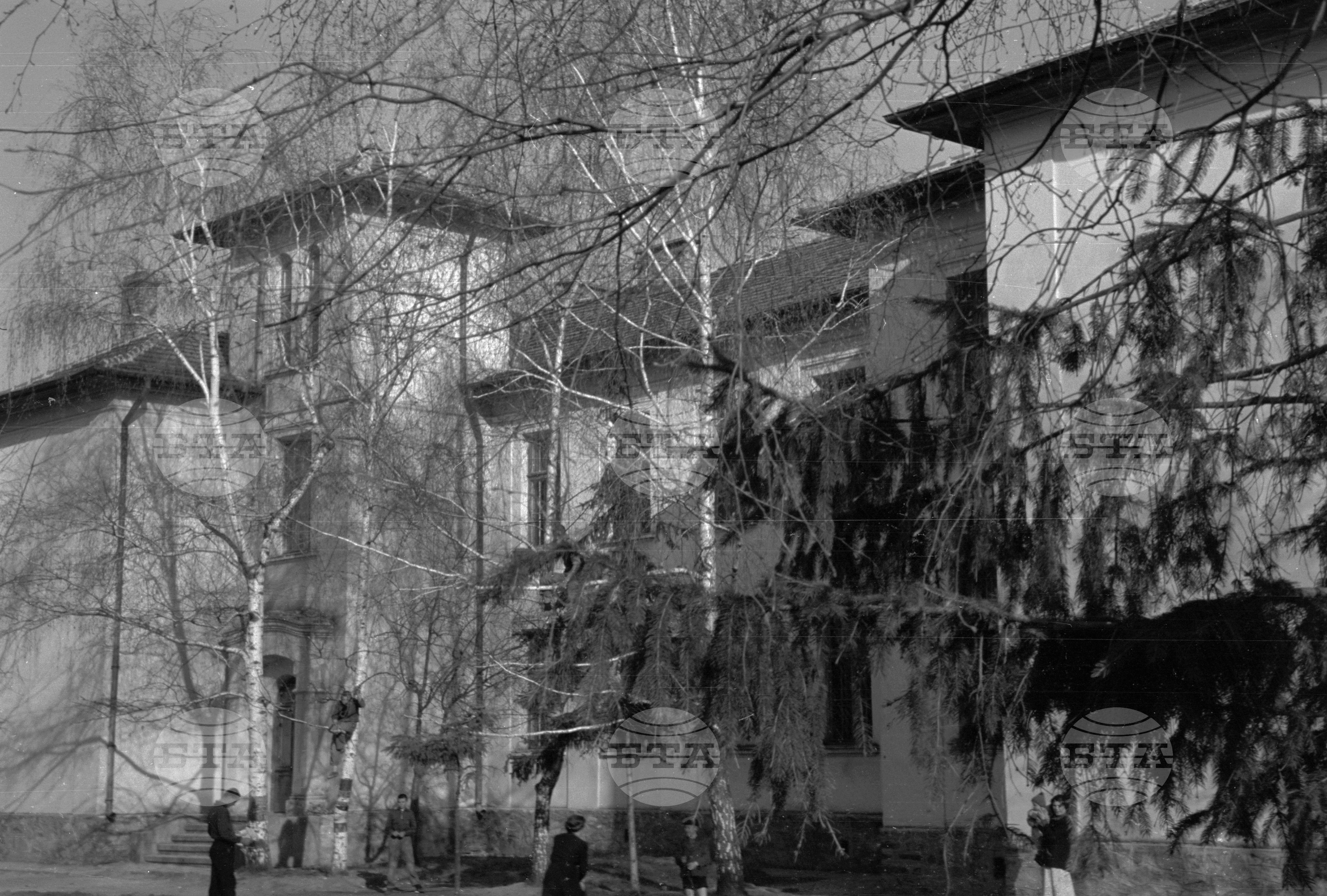 Училище за глухонеми деца в гр. Ихтиман