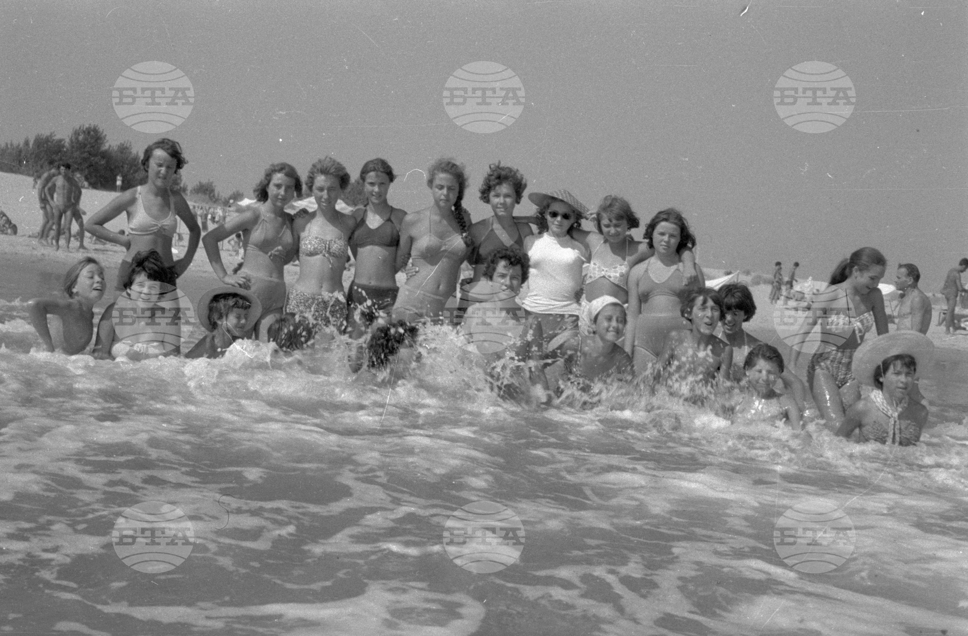 Пионери от Министерството на земеделието на плажа в Несебър 1962г
