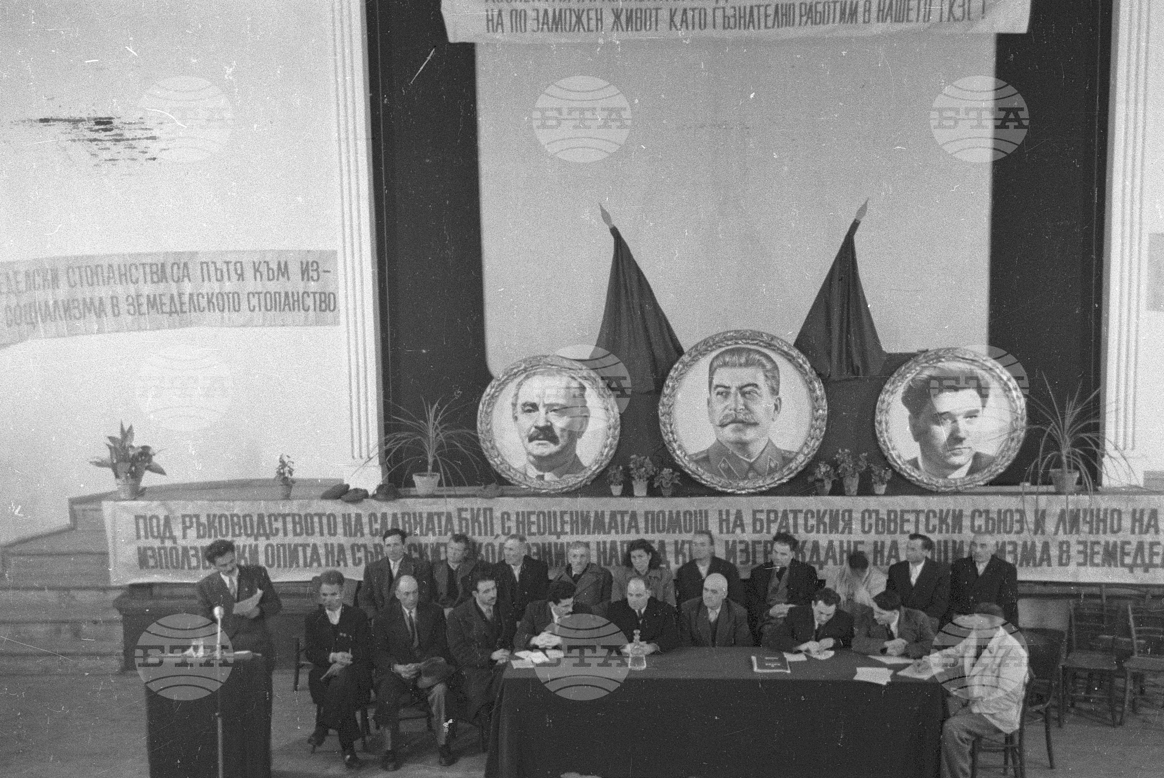 Годишно отчетно събрание в ТКЗС в с. Черногорево. Архив - Българска телеграфна агенция (БТА), 1951