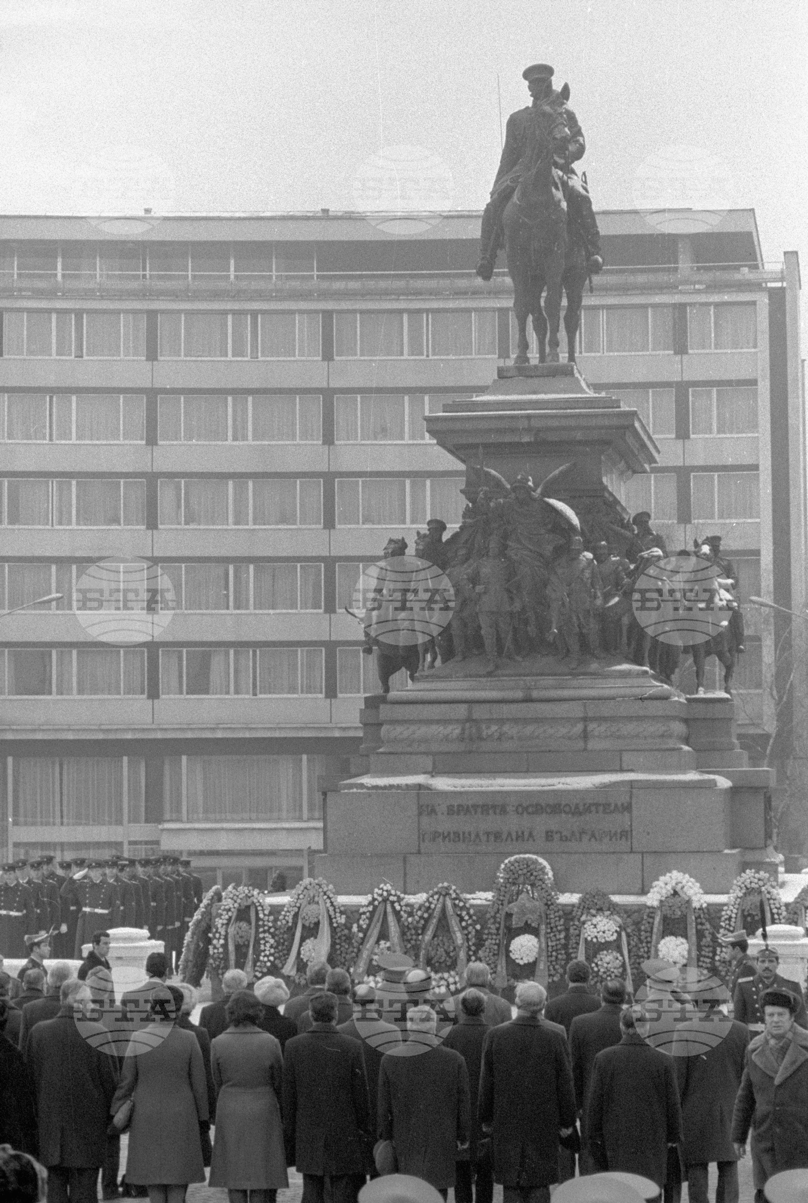 100 години от Освобождението на София - венци пред Паметника на освободителите