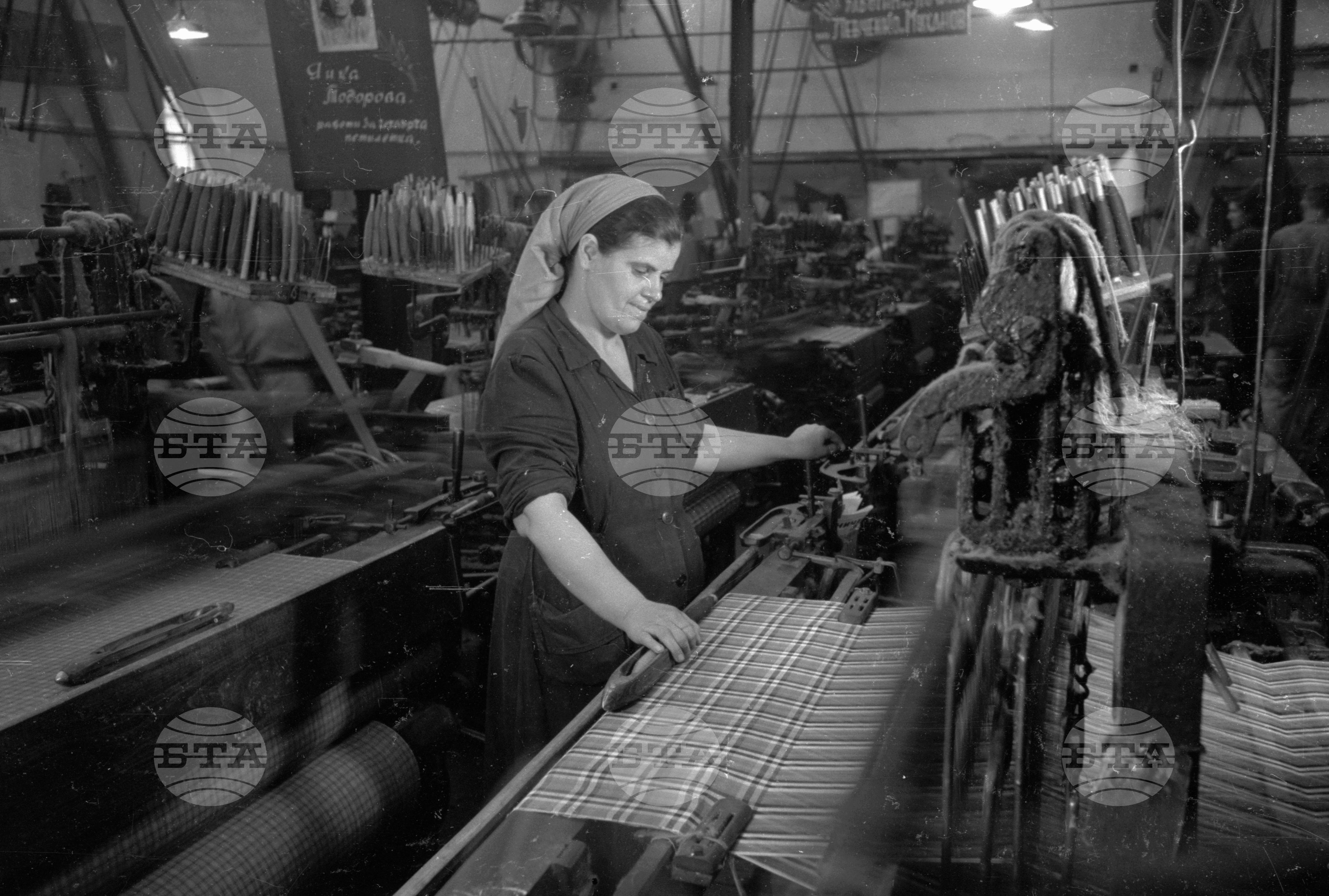 Из живота на работниците във ф-ка „1-ви май“ в Сталин (дн. Варна) - 1953 година