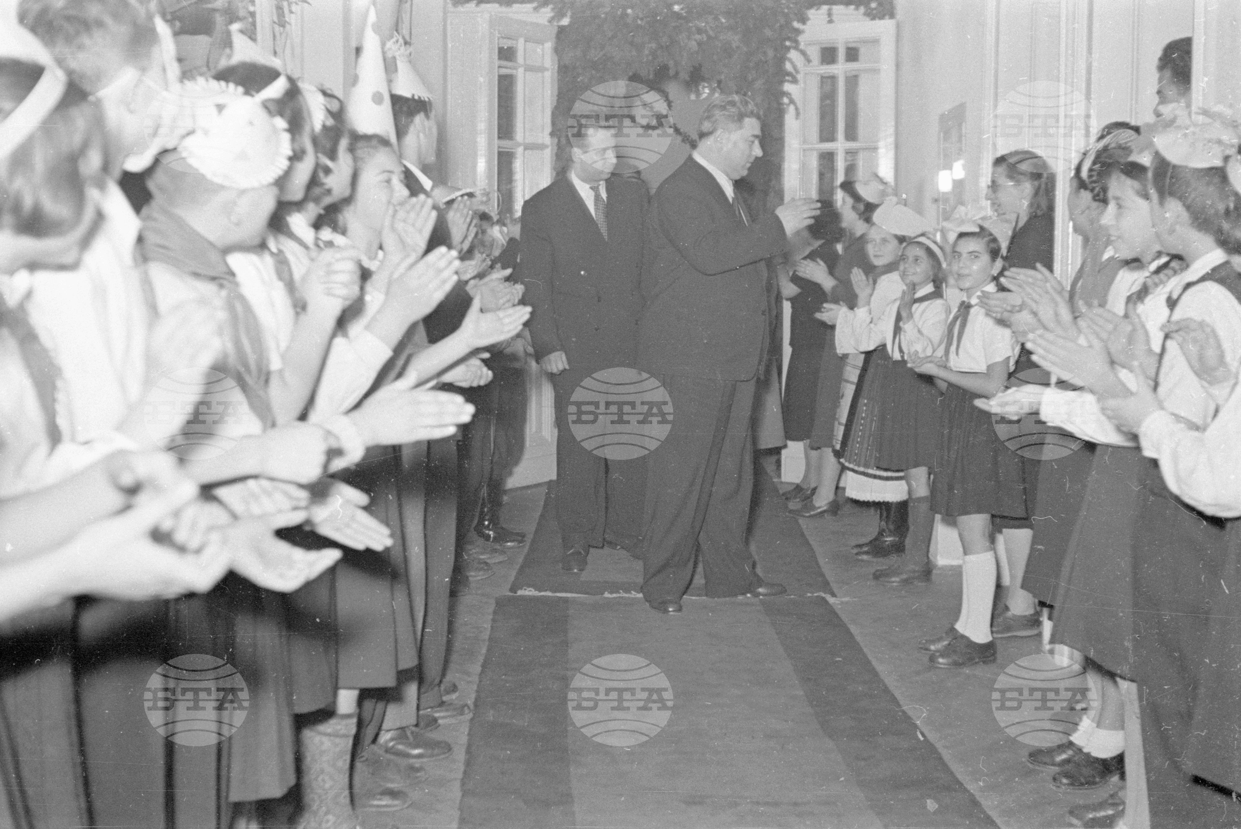 Вълко Червенков и пионери посрещат новата 1953 година