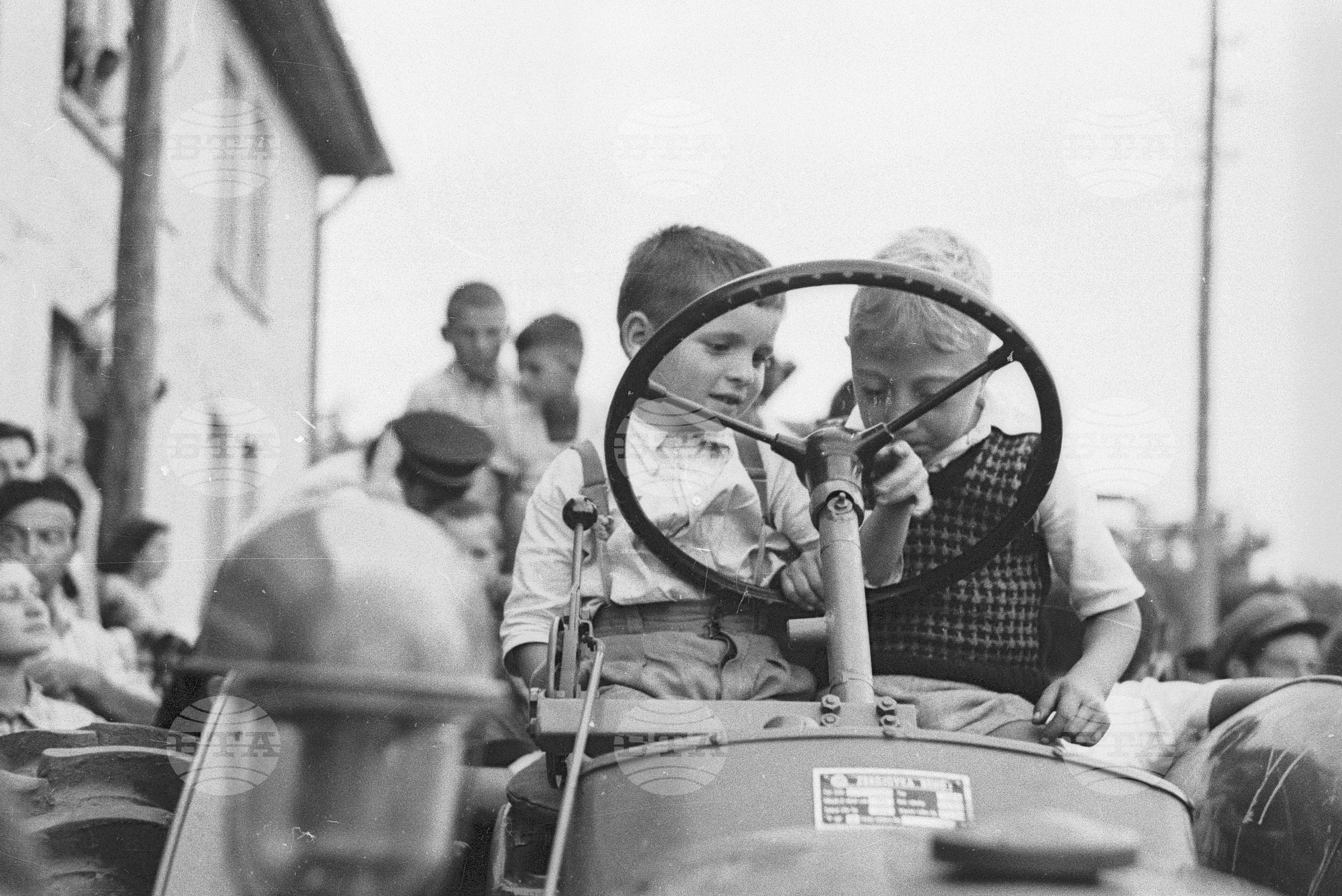 Подаряване на трактори в Поповица, 1951