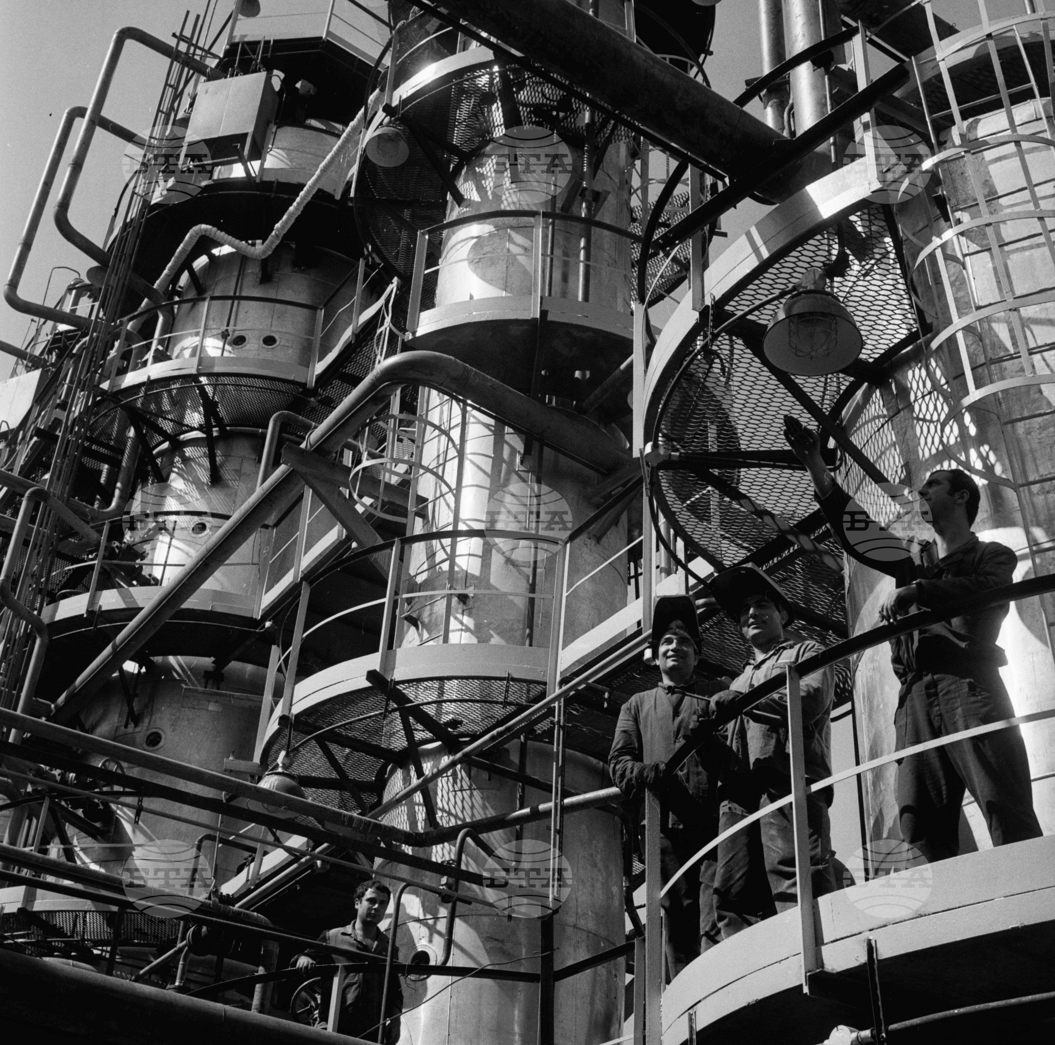 Напрегнати дни на строежа на Нефтохимическия комбинат край Плевен