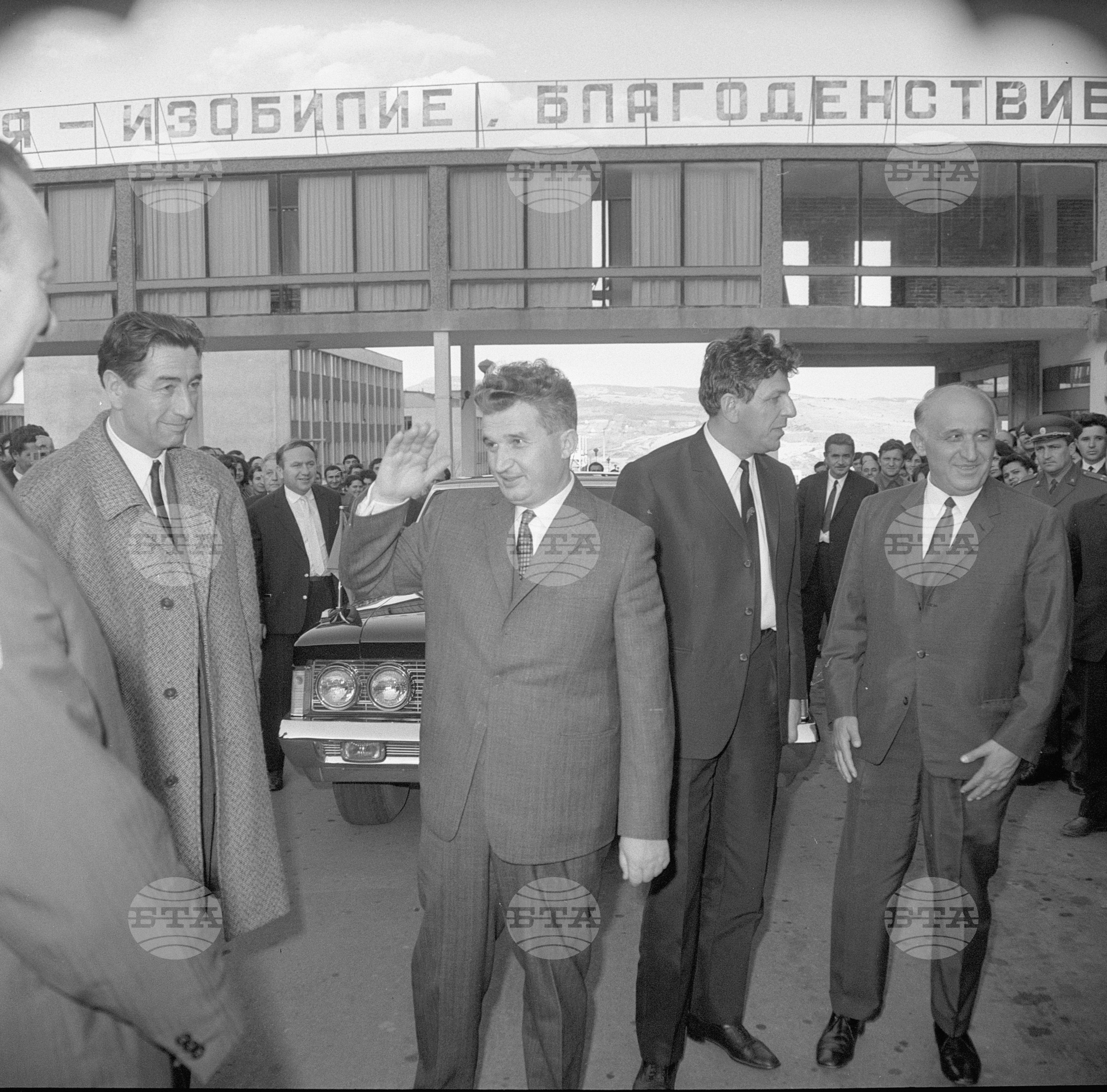 Румънската партийно-правителствена делегация посети химическия комбинат във Враца