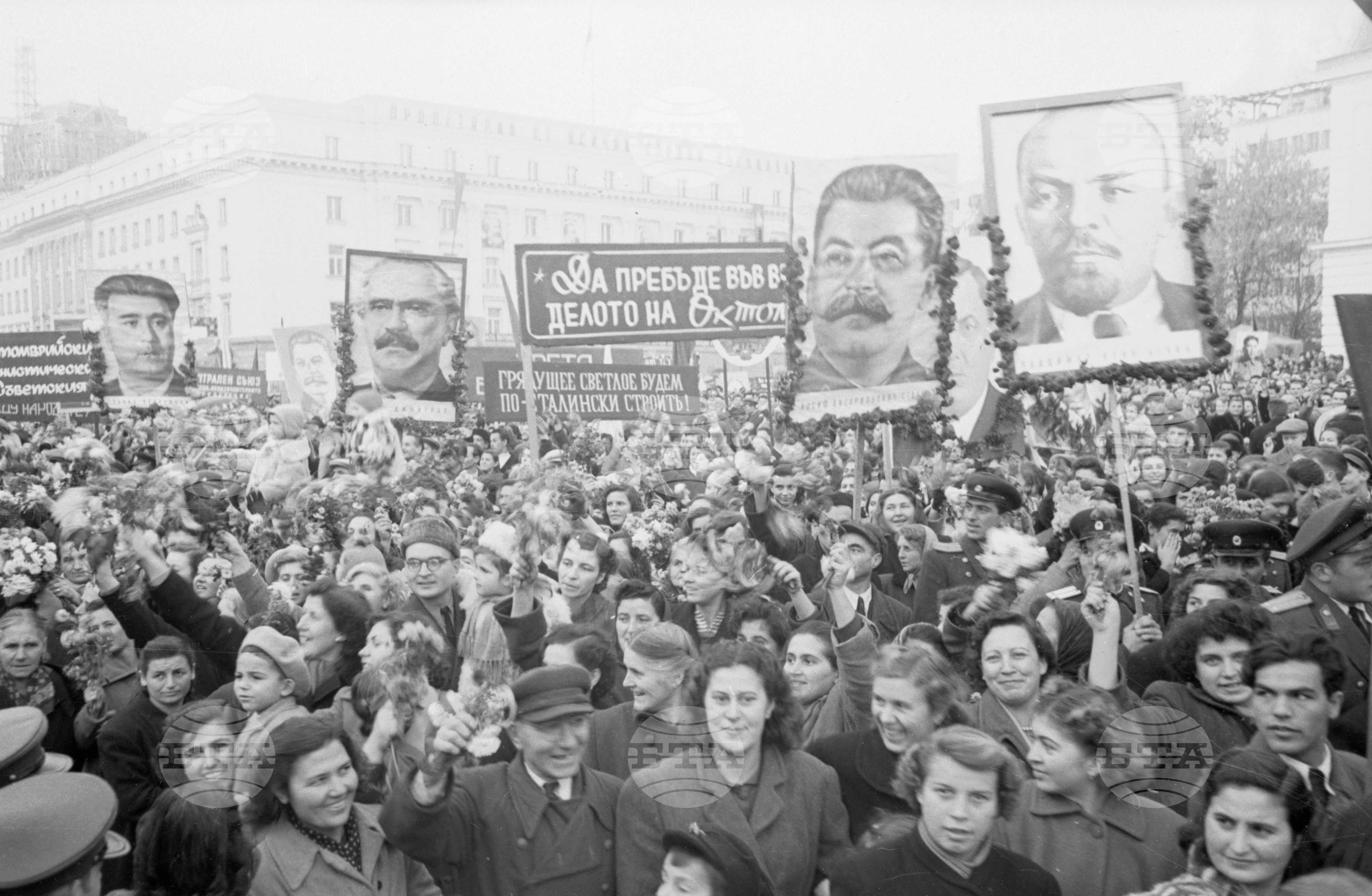Манифестация на трудещите се от София по случай 36-та годишнина от Великата октомврийска социалистическа революция