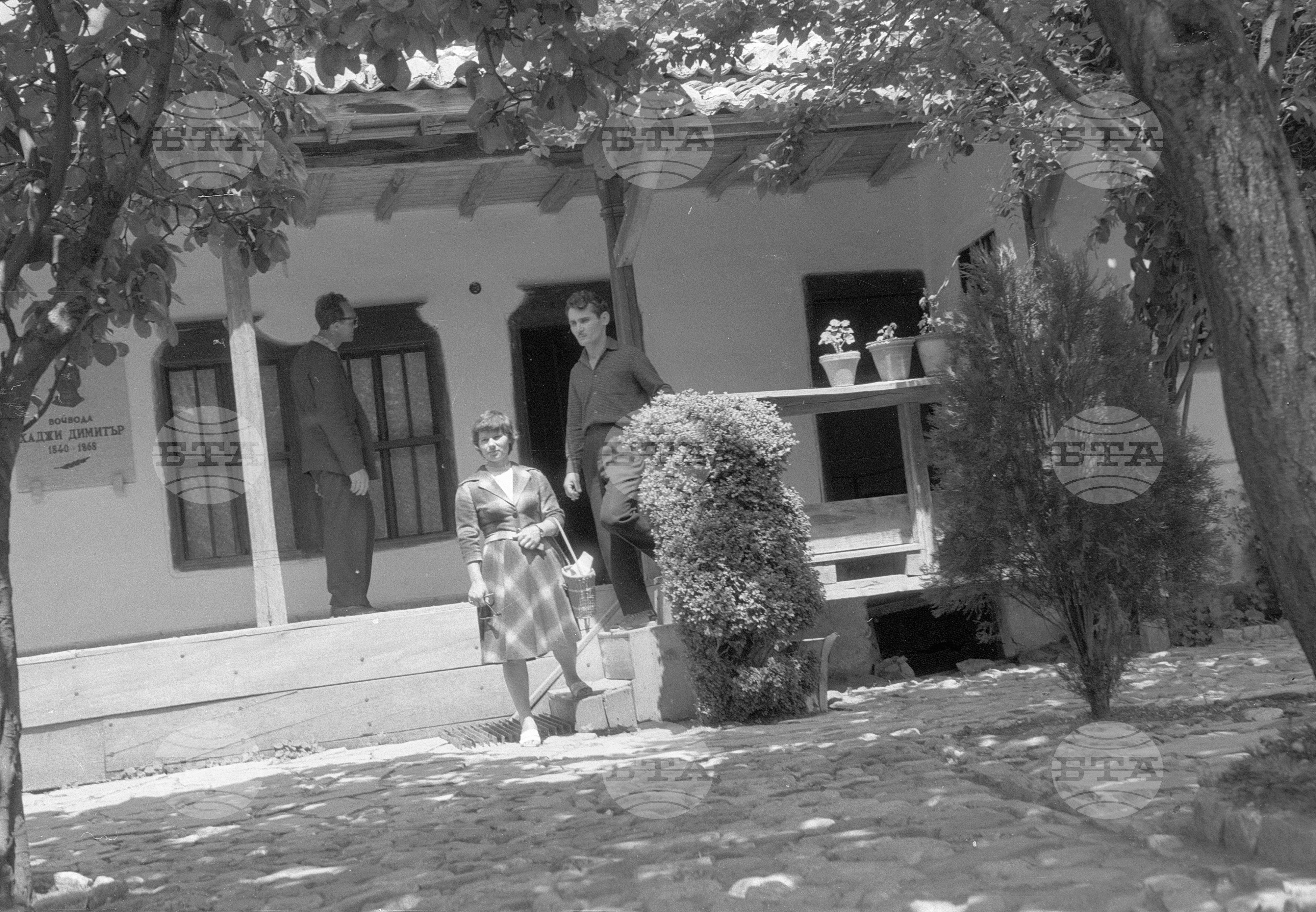 Народът тачи светлата памет на героите