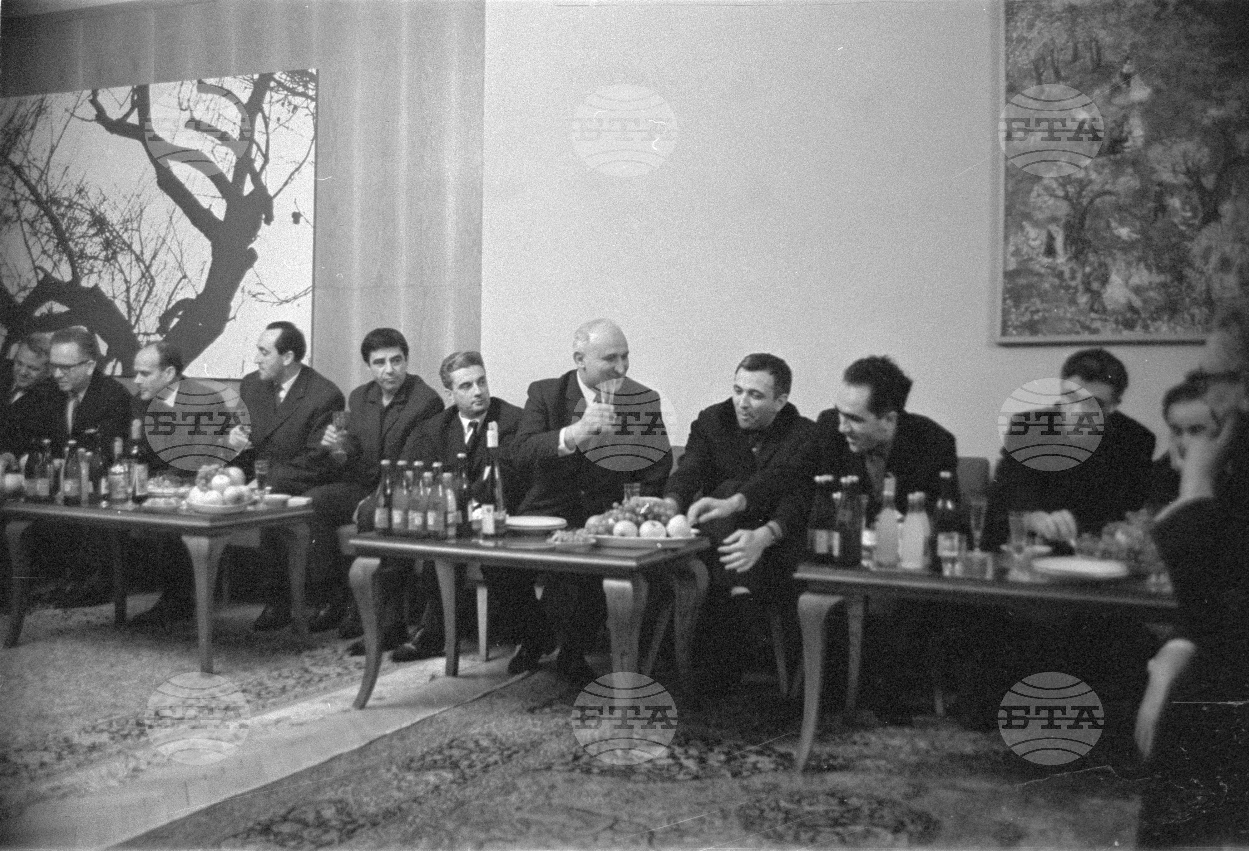Другарите Тодор Живков, Митко Григоров, Начо Папазов и другарят Петър Вутов посетиха киноцентъра
