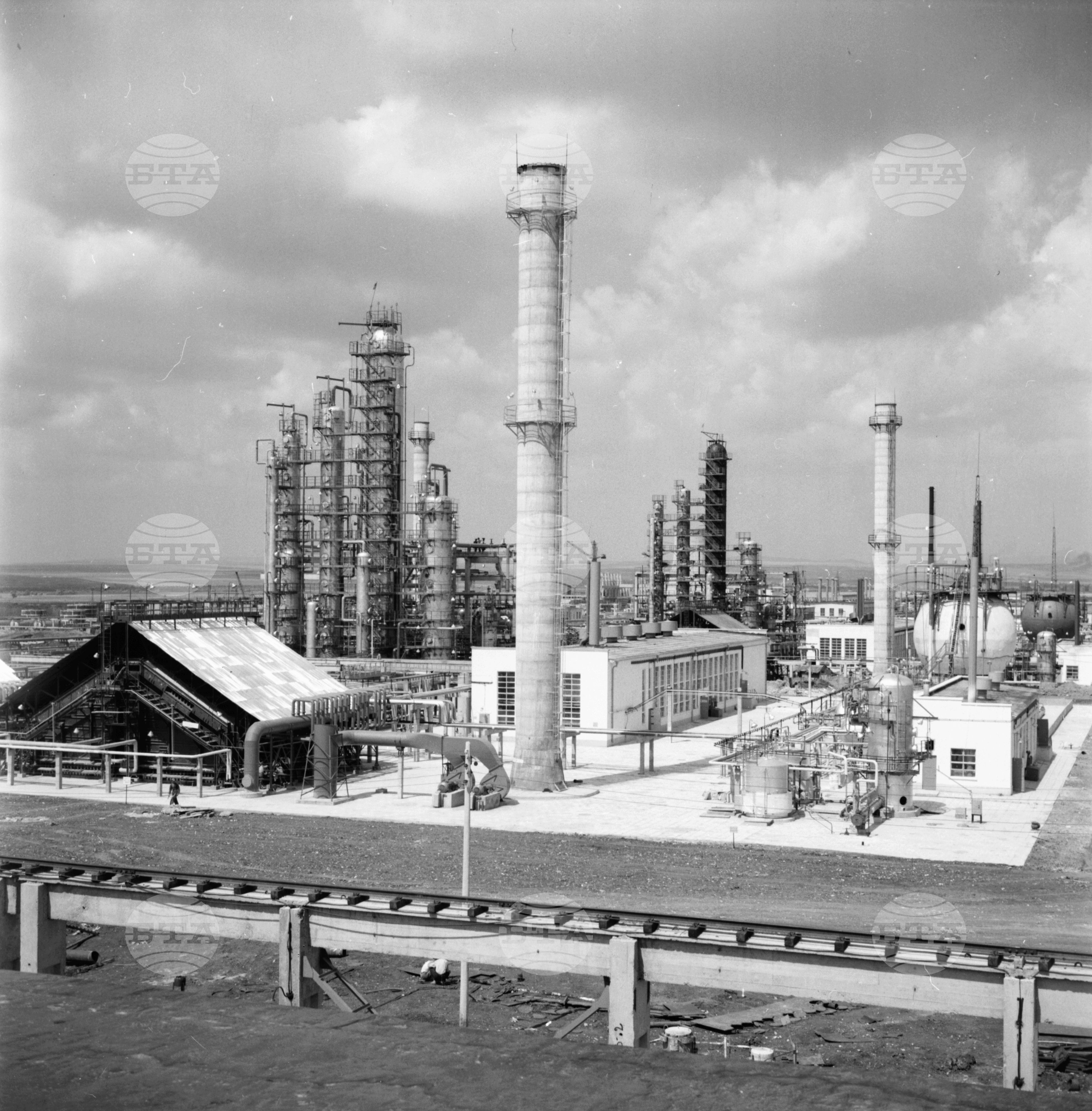 Нефтопреработвателния завод 1963 година