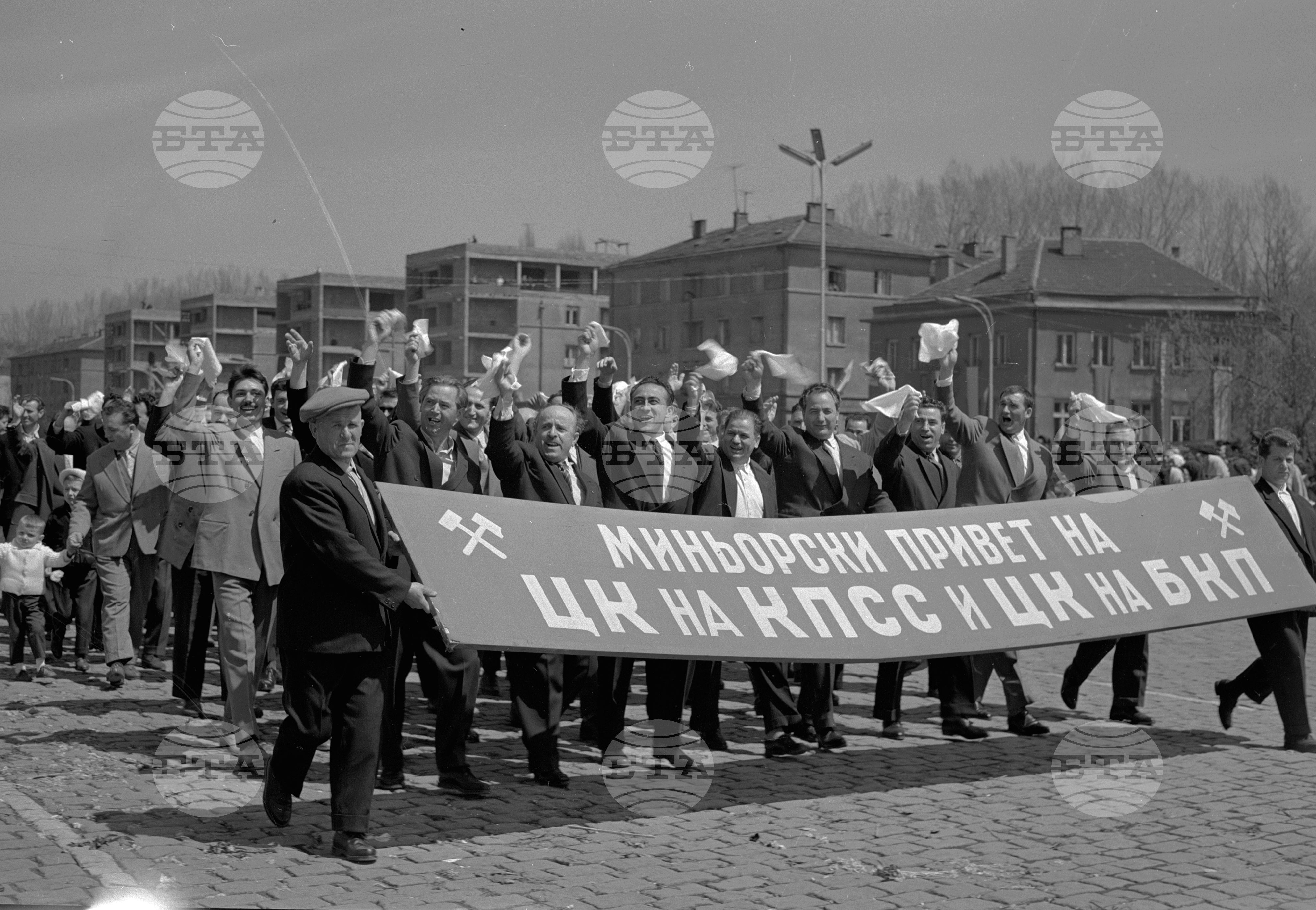 Първомайска манифестация в град Перник