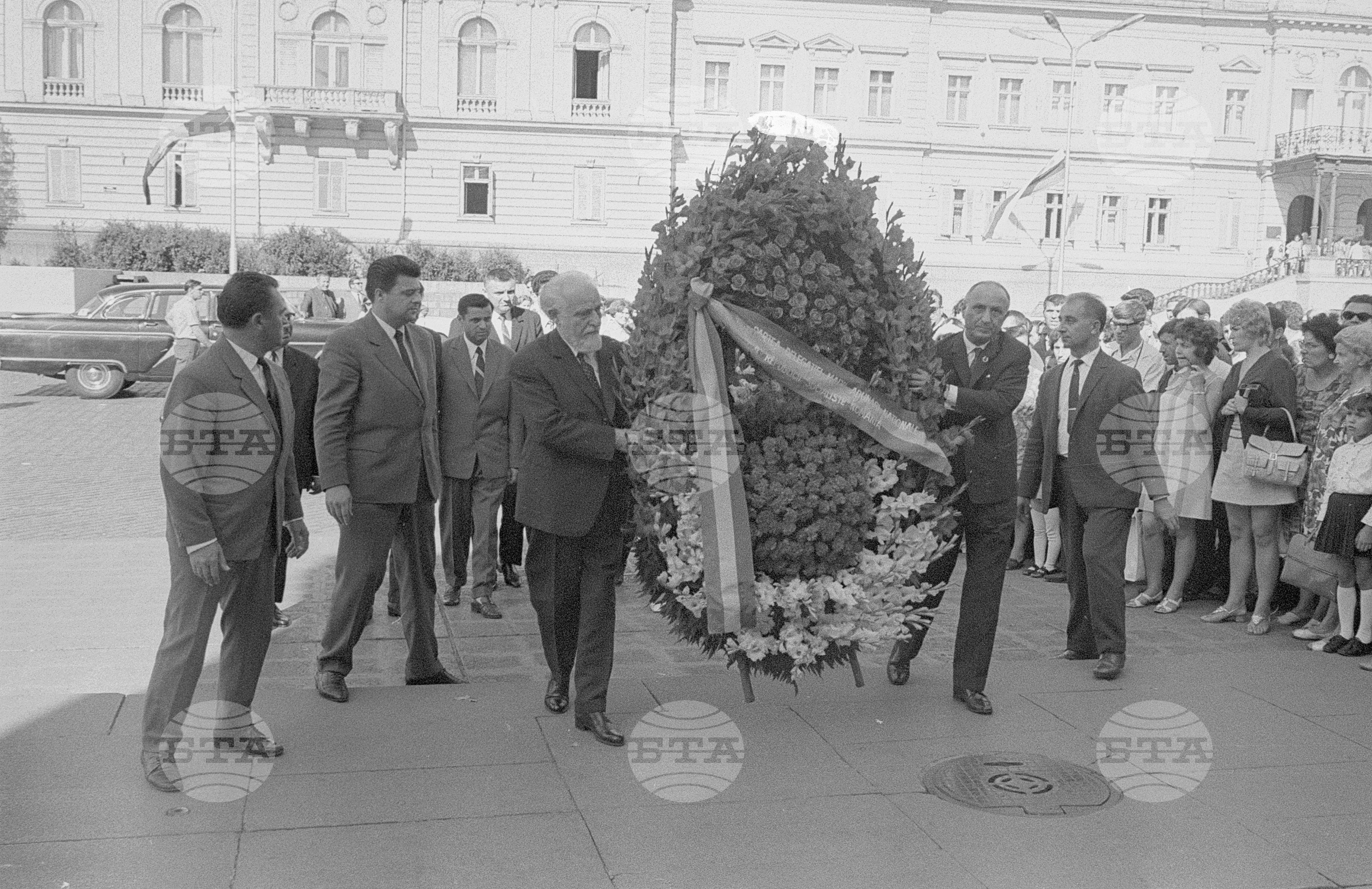 Румънската парламентарна делегация положи венец пред Мавзолея на Георги Димитров