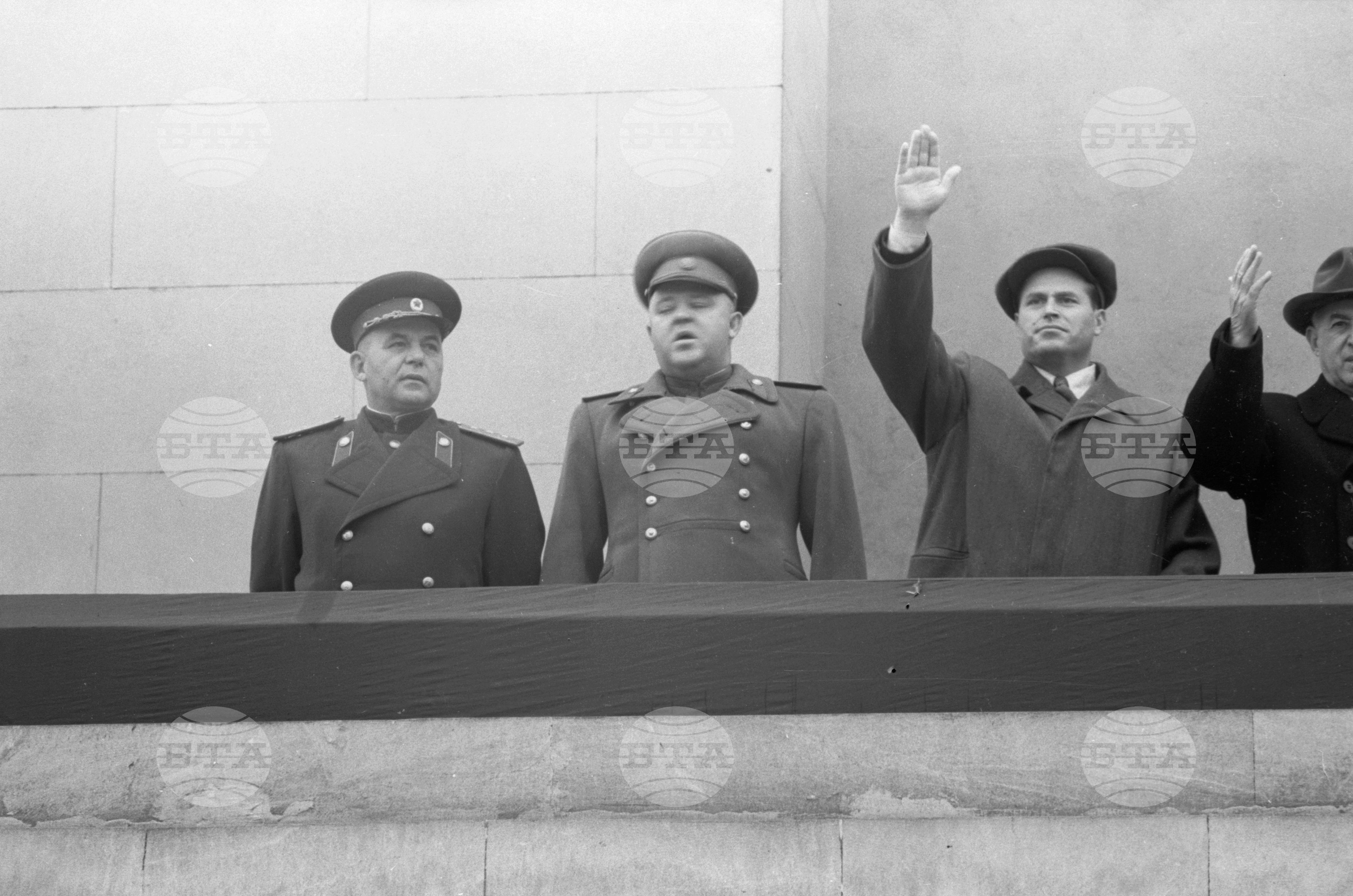 Манифестация на трудещите се от София по случай 36-та годишнина от Великата октомврийска социалистическа революция