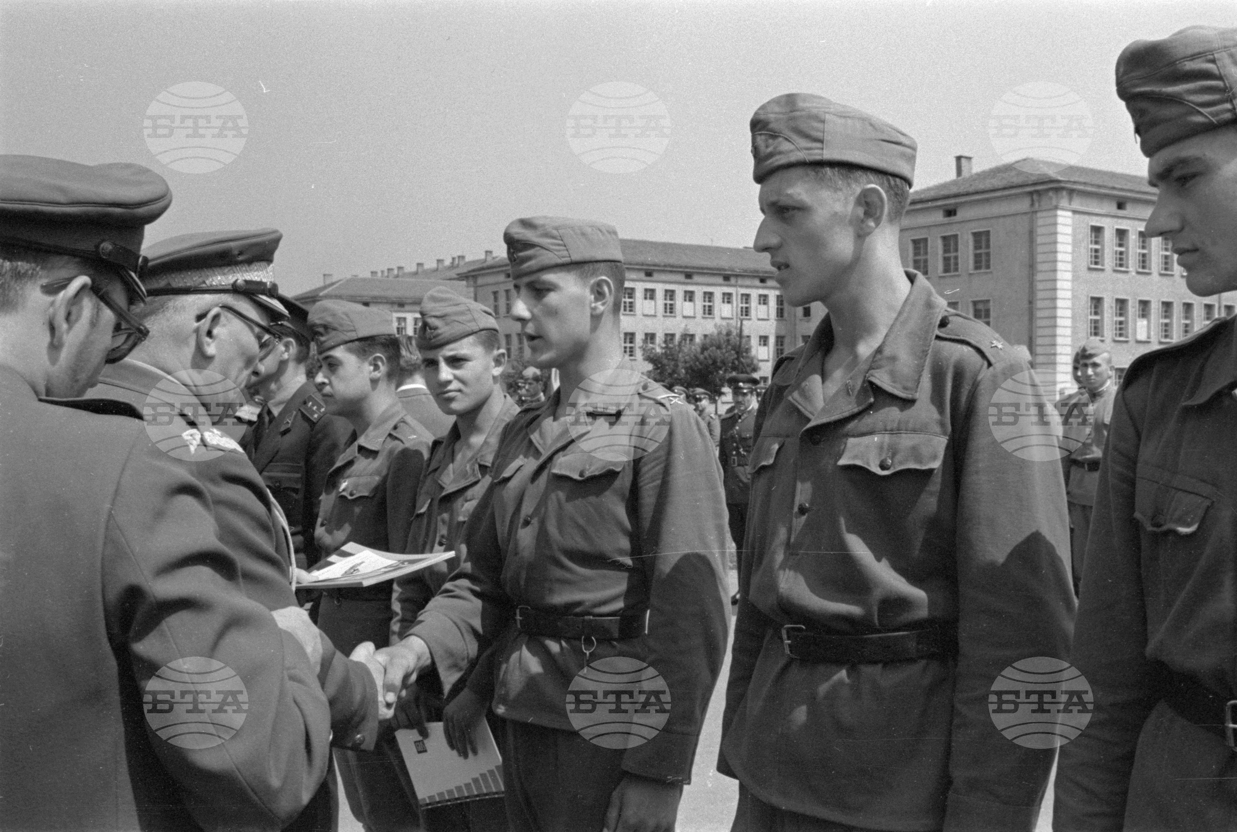 Тържествено връчване на полско военно знаме на БНА (Българска народна армия) по случай 20 годишнината на полската войска