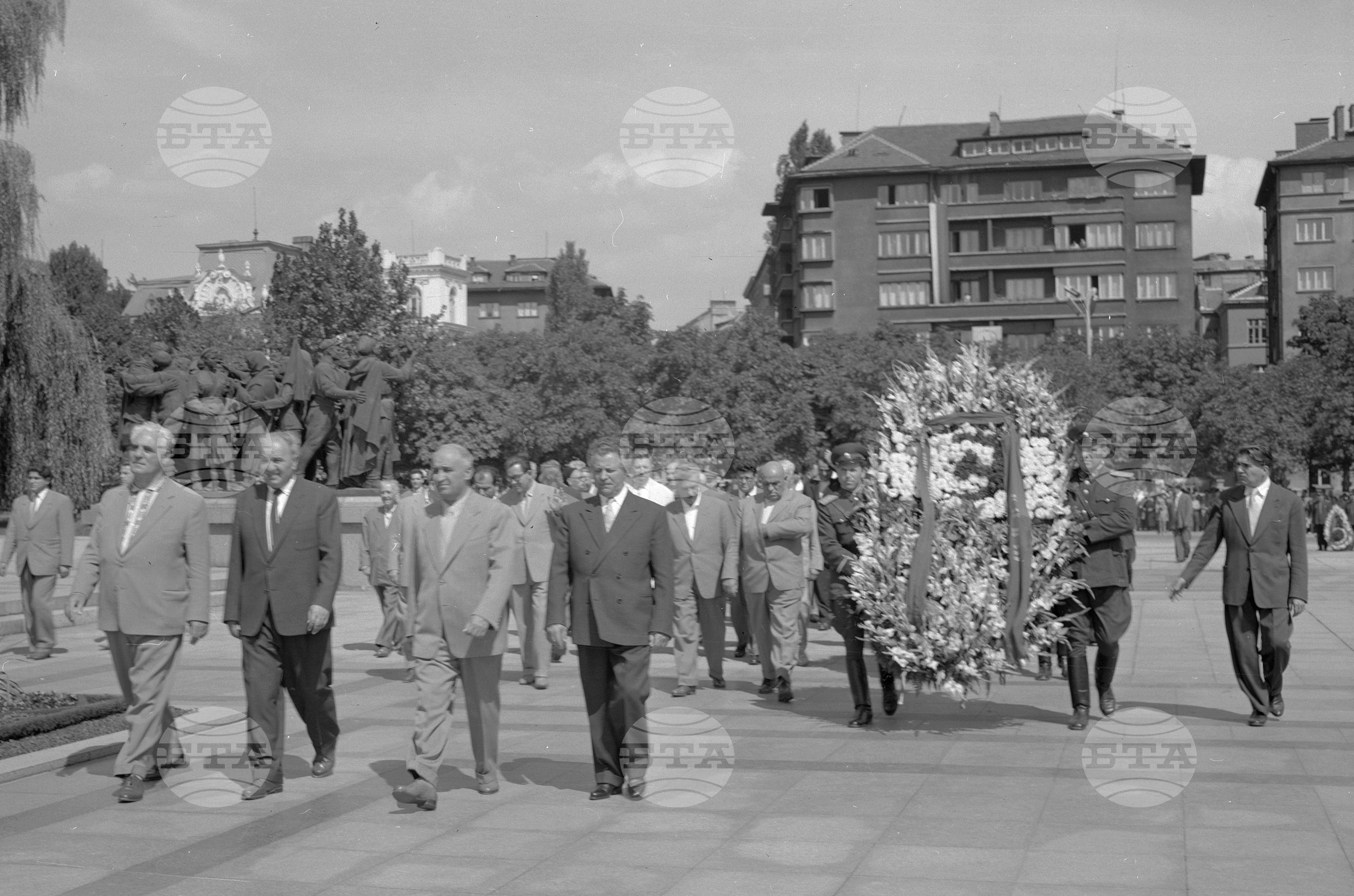 Полагане венци пред мавзолея на Георги Димитров в София