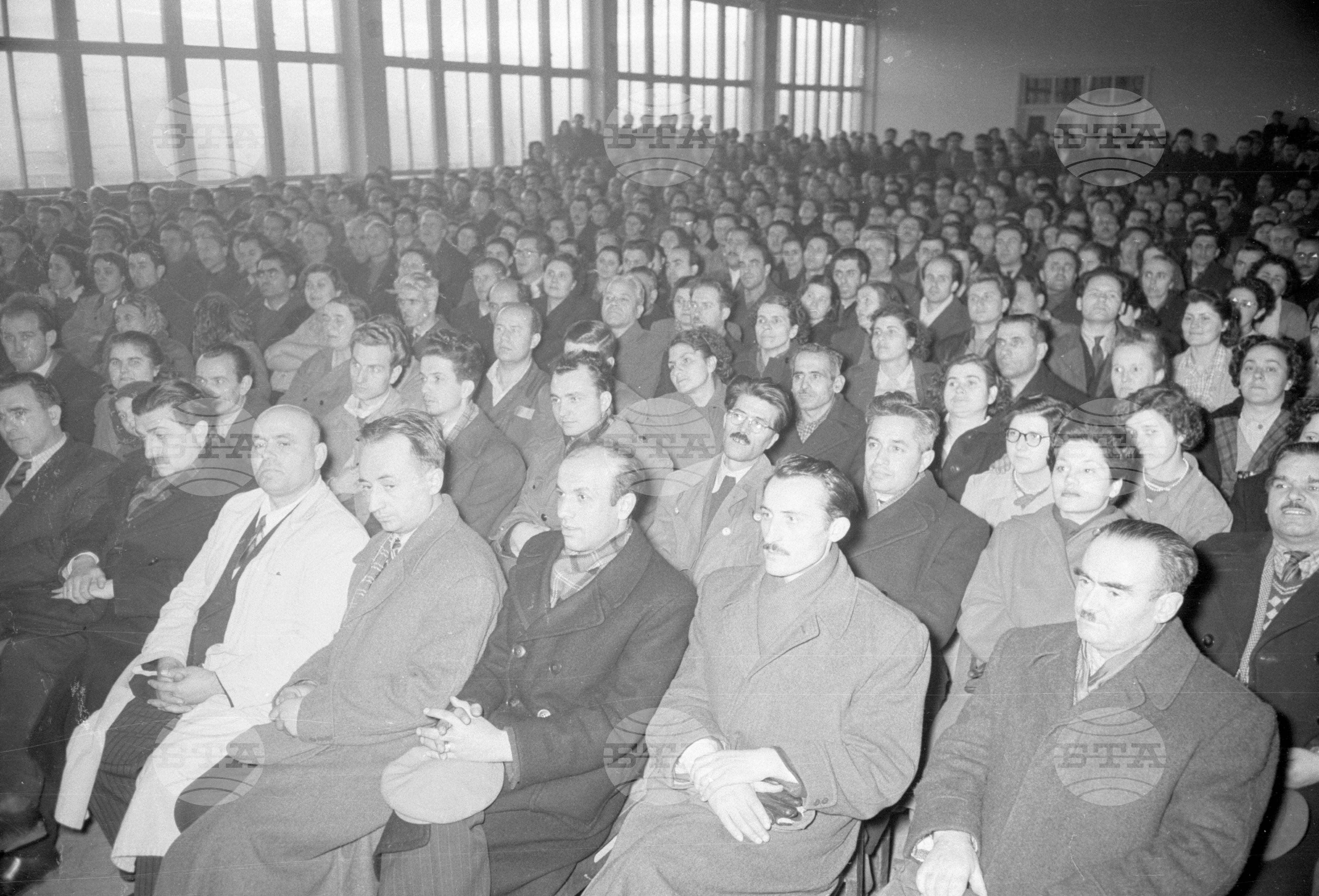 Открито партийно събрание в слаботоковия завод "Климент Ворошилов", във връзка с международното положение