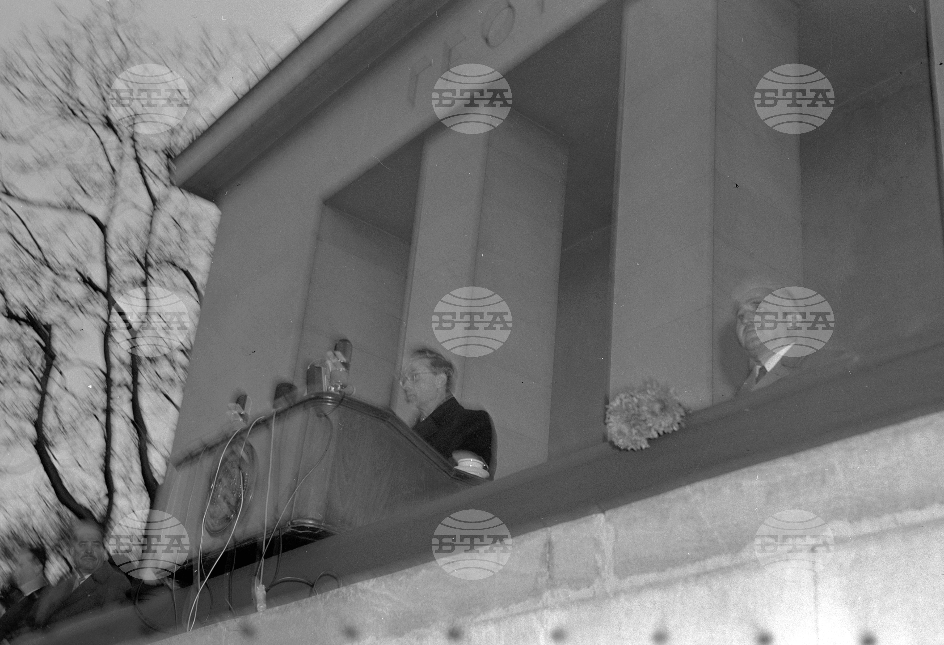 Многохиляден митинг в столицата по случай завършването на Осмия Конгрес на Българската комунистическа партия