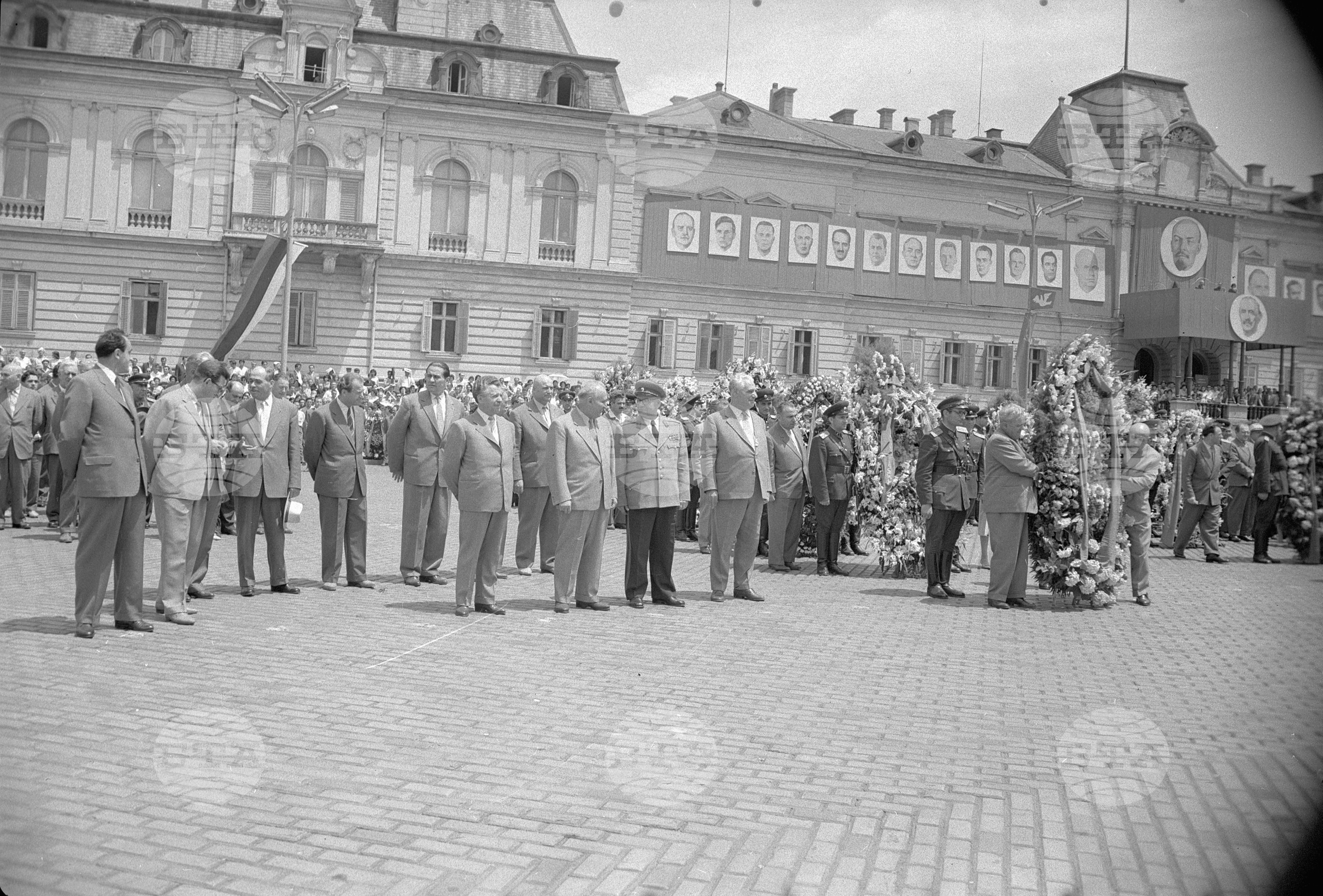 Полагане венци пред мавзолея на Георги Димитров