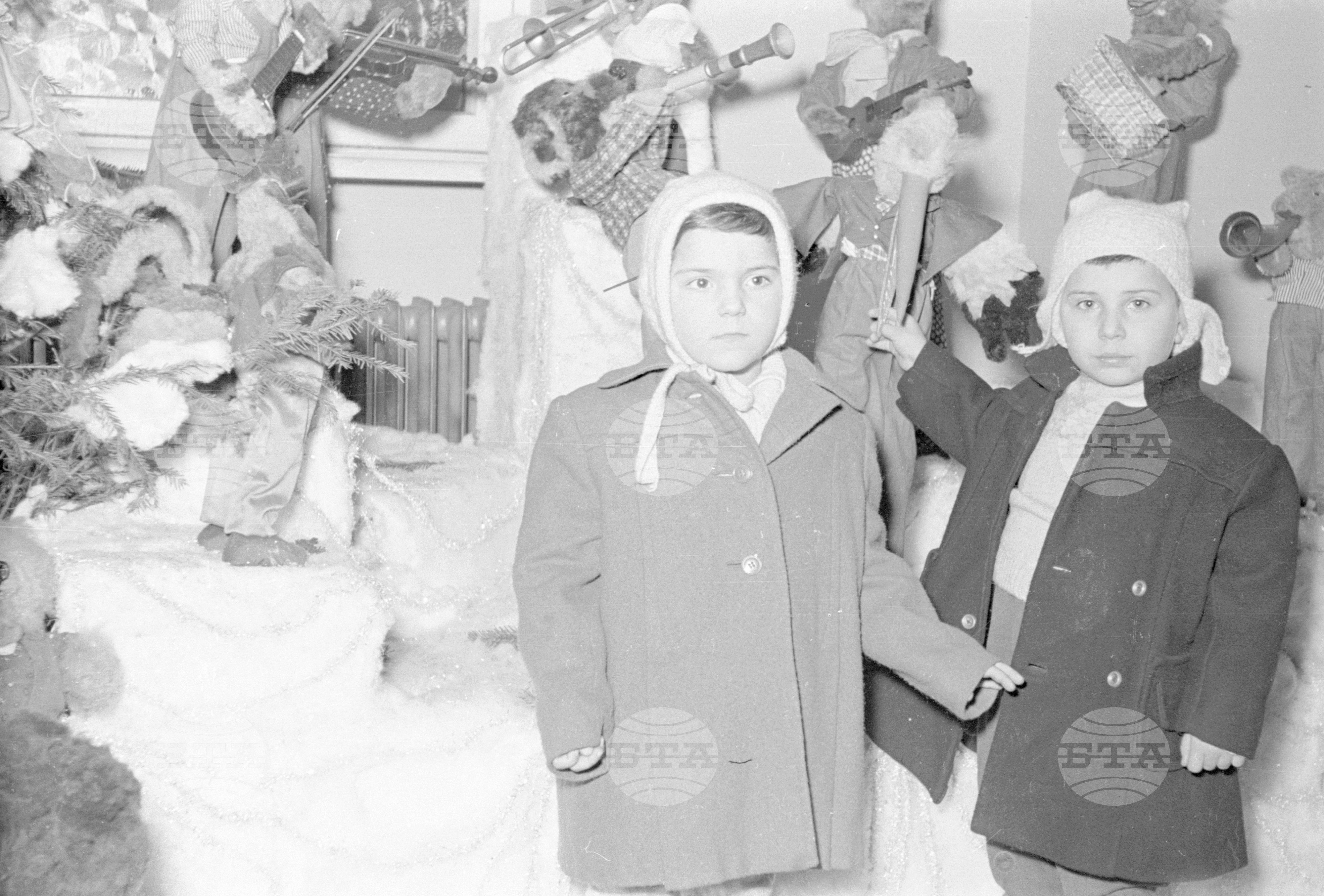 Пионери от Софийската пионерска организация честитят Новата 1953г. на другаря Вълко Червенков