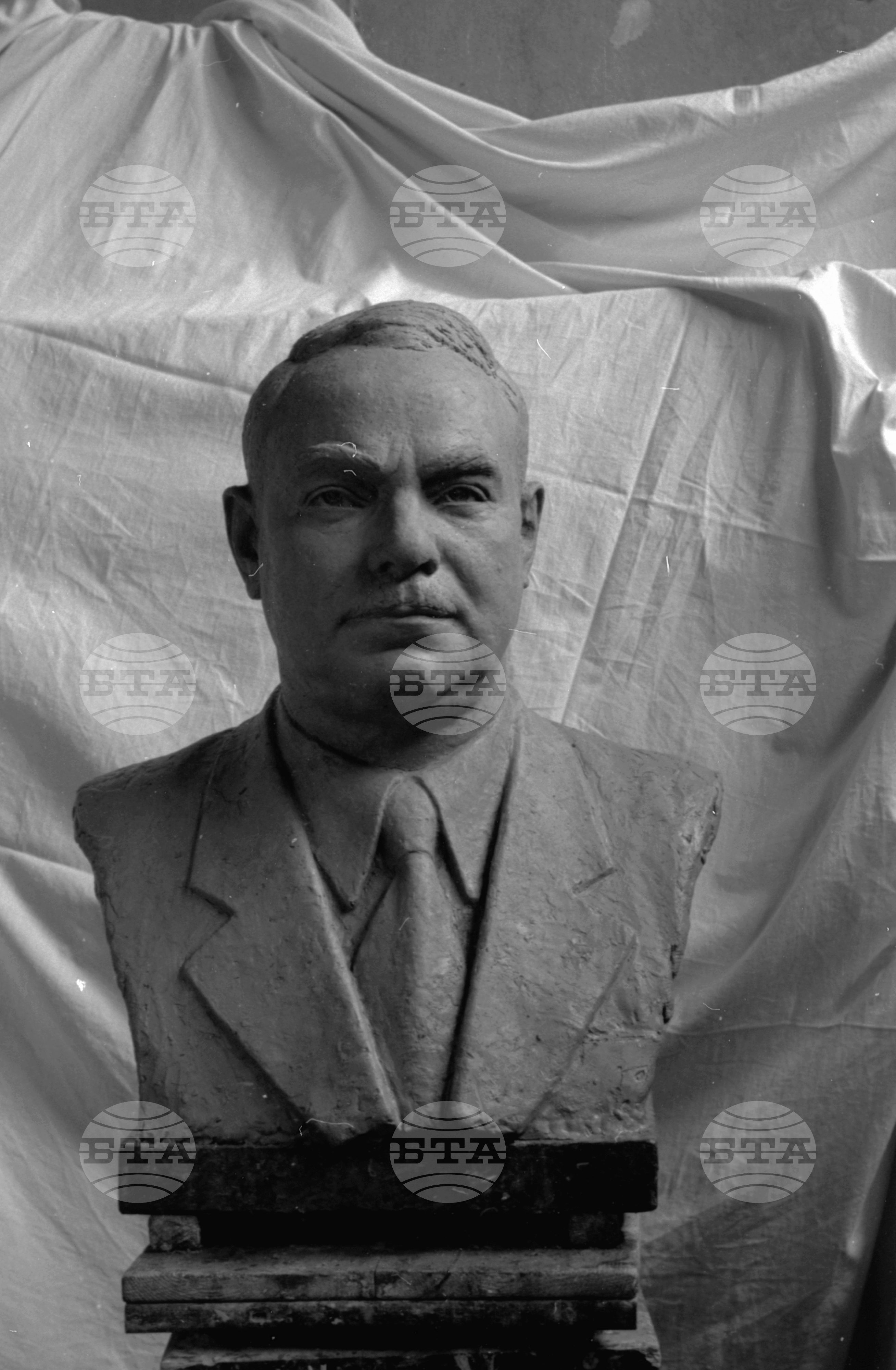 Бюст на Вл. Поптомов, изработен от скулптора Дерменджиев