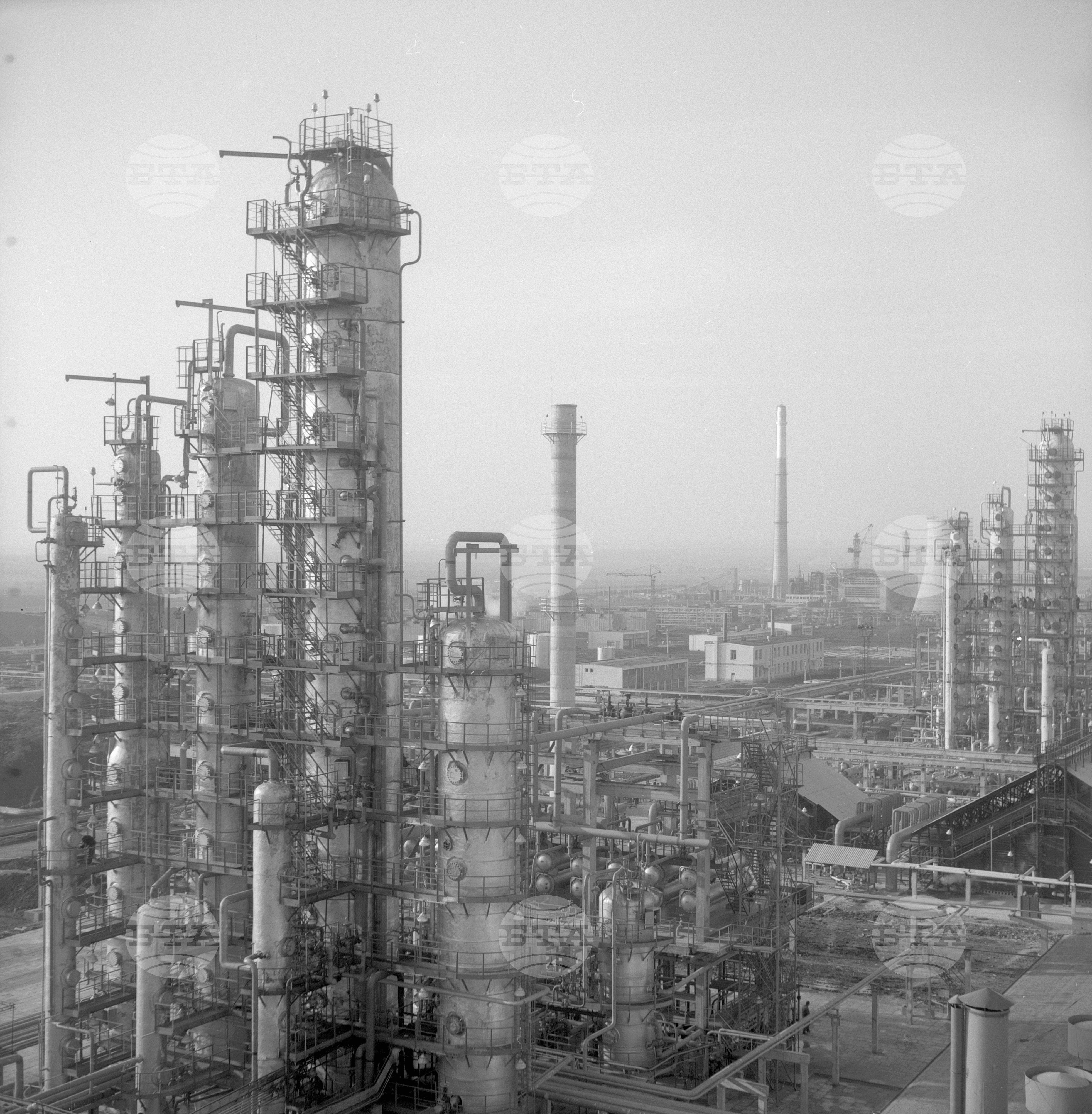 Преди пускането в действие на II-ра атмосферна инсталация на Нефтопреработвателния завод край Бургас